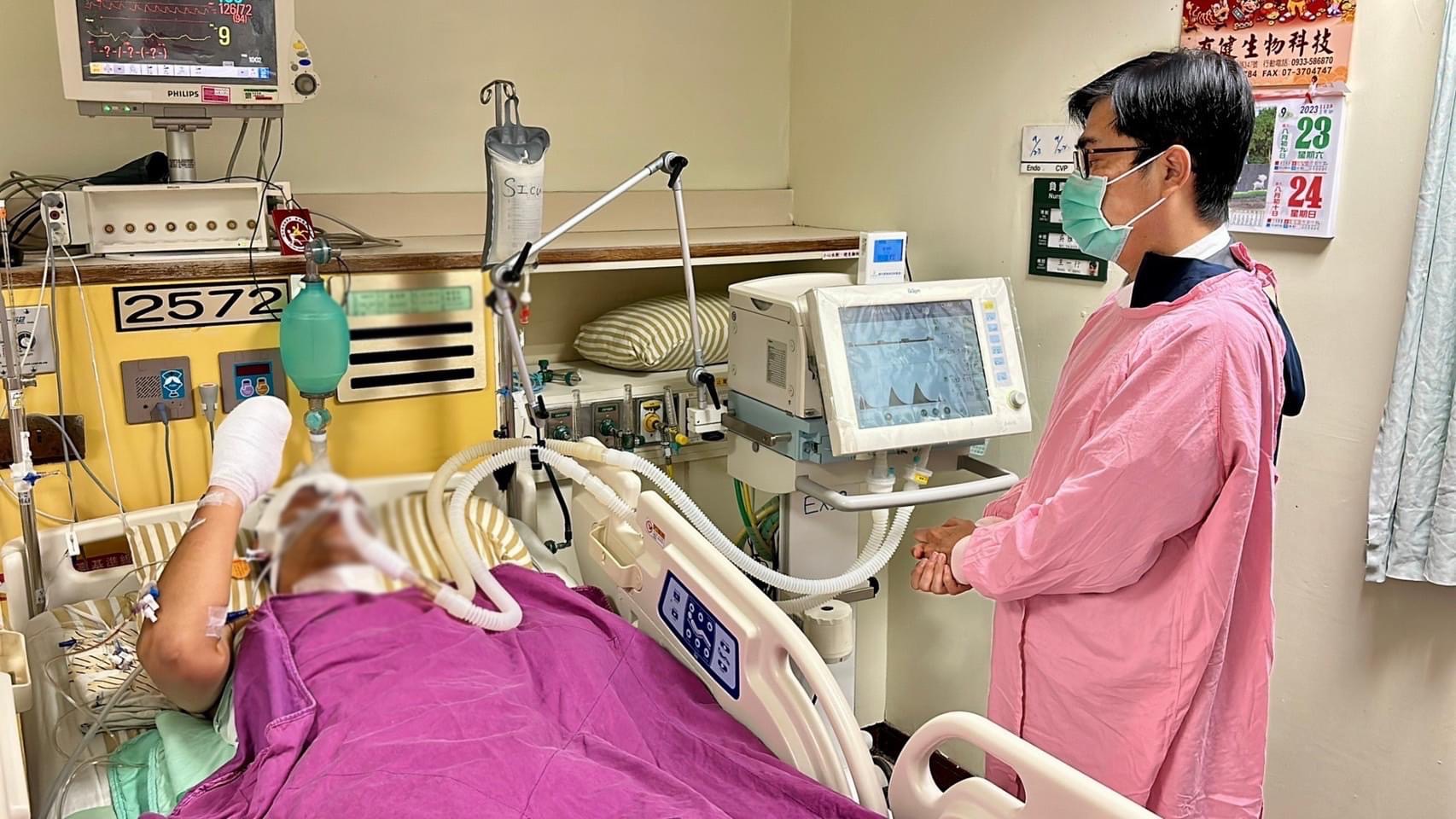 陳其邁赴高雄長庚醫院探視屏東工廠爆炸受傷傷患。（高雄市政府提供）