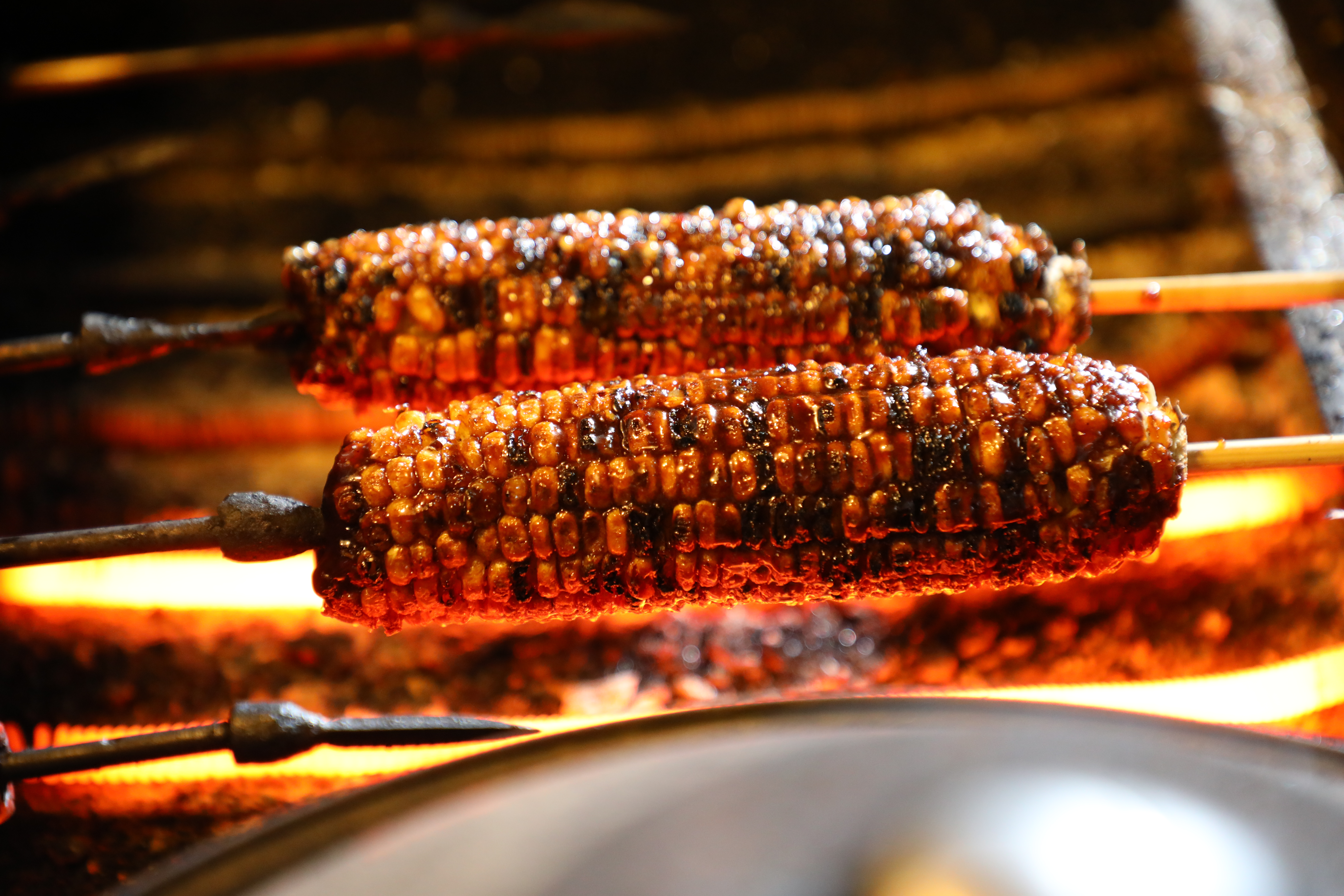 許老闆的「烤玉米」的香脆度超高，醬汁的沙茶味極淡，醬油與糖的表現突出。（時價，圖中約90元）