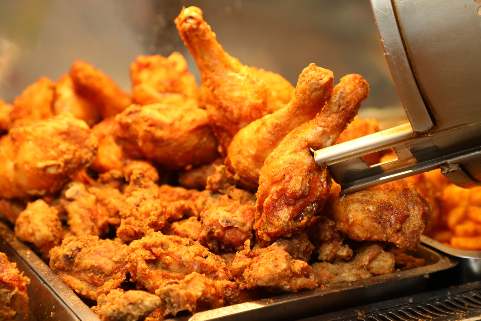 雞皮香脆，一咬下去還會爆汁的「阿鈜炸雞」，是台東在地的炸雞品牌。