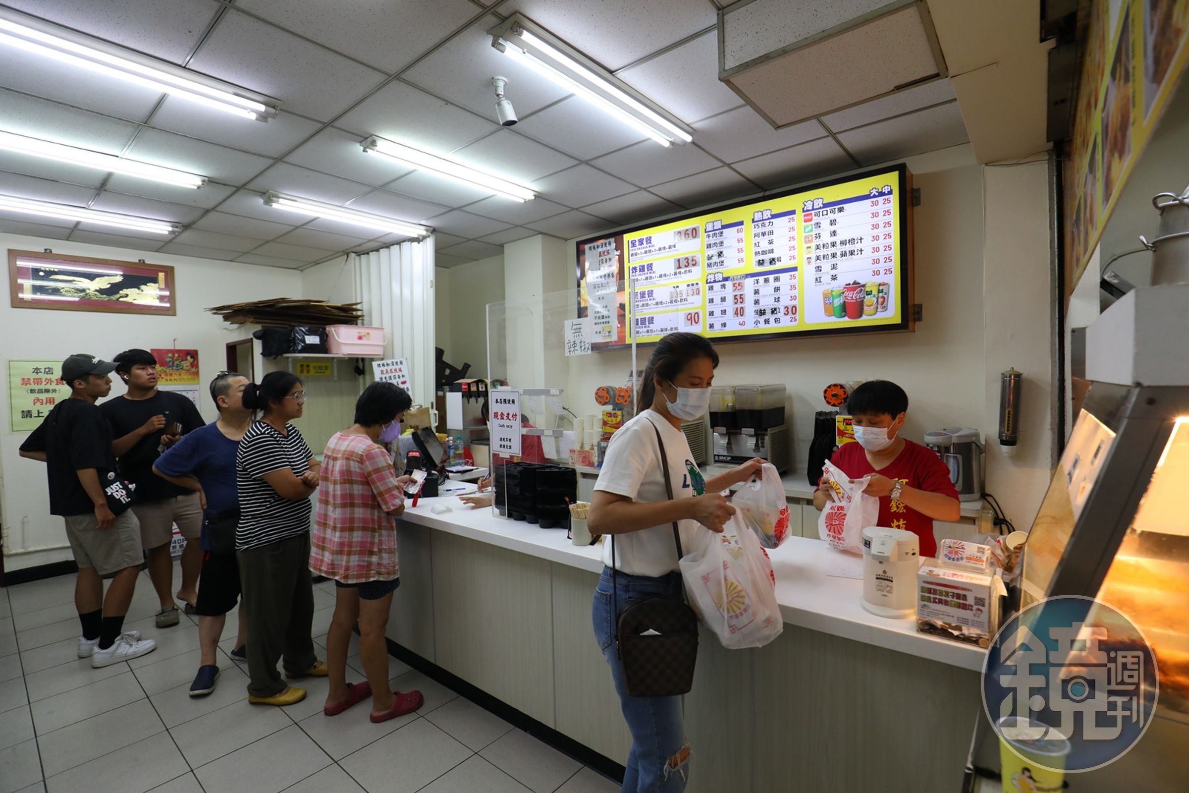 目前在台東市僅有正氣與新生兩家店的「阿鈜炸雞」，平日生意極好。