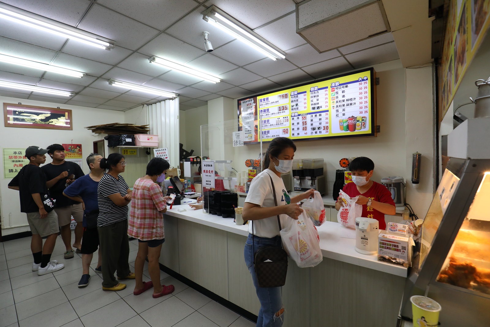目前在台東市僅有正氣與新生兩家店的「阿鈜炸雞」，平日生意極好。