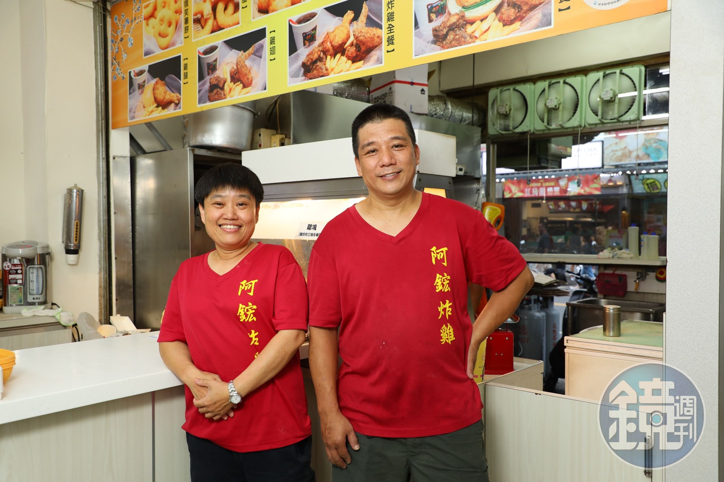 阿鈜炸雞老闆林定鈜和楊秀慧，2009年獨立開店，一路攜手奮鬥。