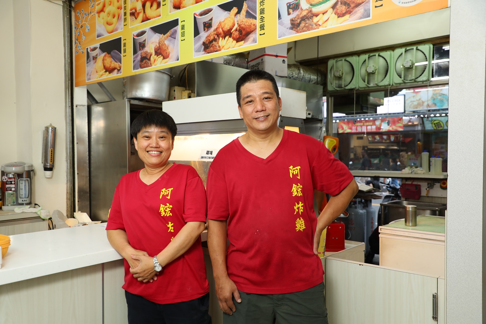 阿鈜炸雞老闆林定鈜和楊秀慧，2009年獨立開店，一路攜手奮鬥。