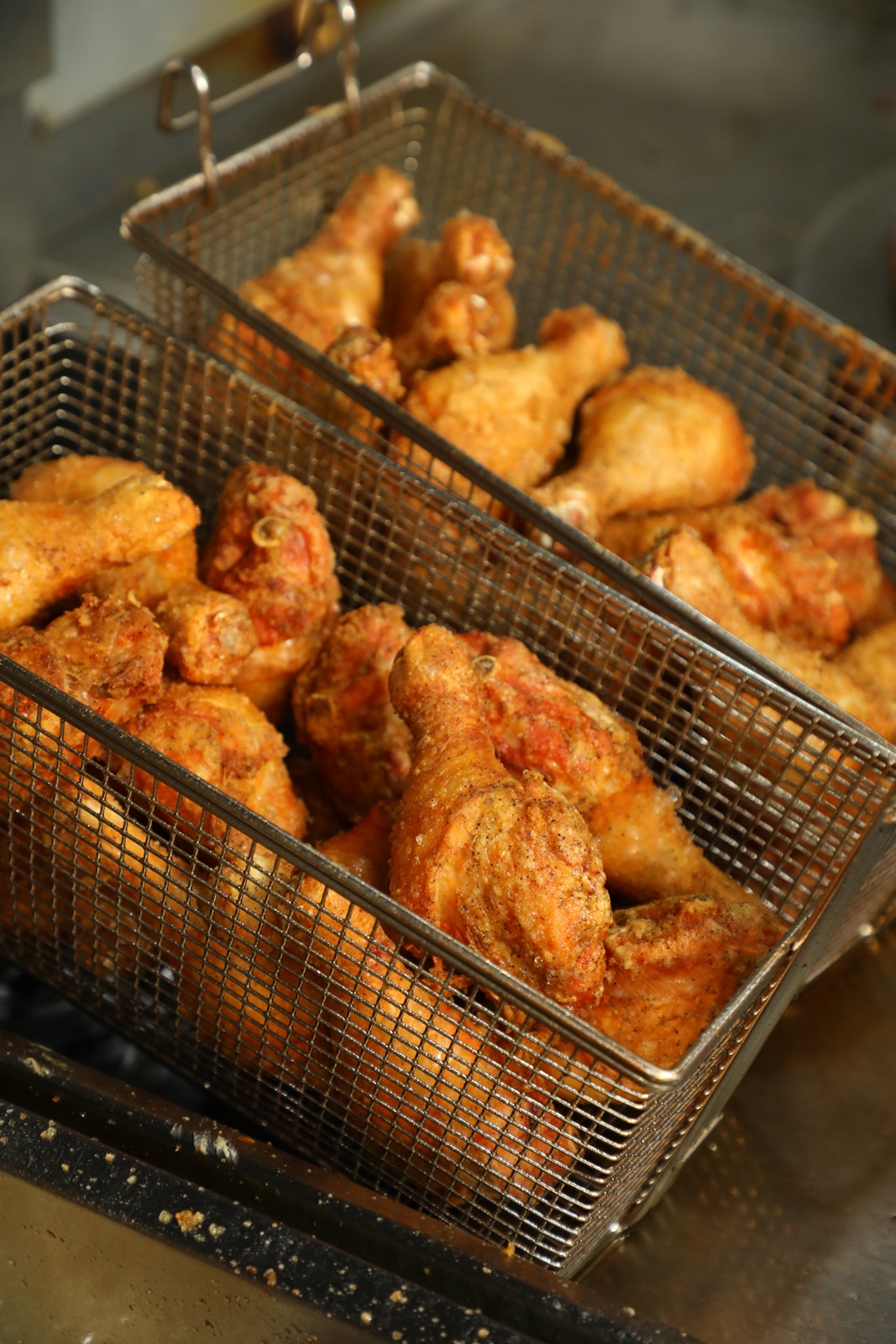 以獨門辛香料醃漬過的炸雞腿，是美味第一名。