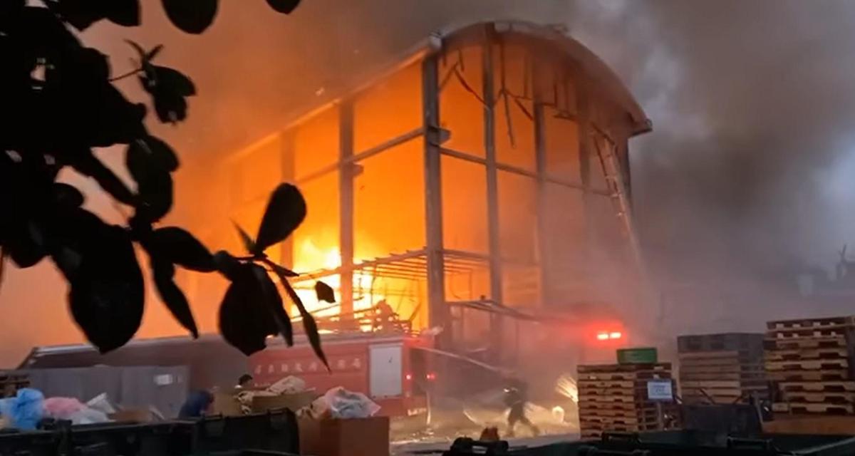 屏東科技園區明揚國際公司工廠昨（22日）晚間嚴重火災，釀6人死亡、4人失聯、逾百人受傷就醫悲劇。（翻攝畫面）