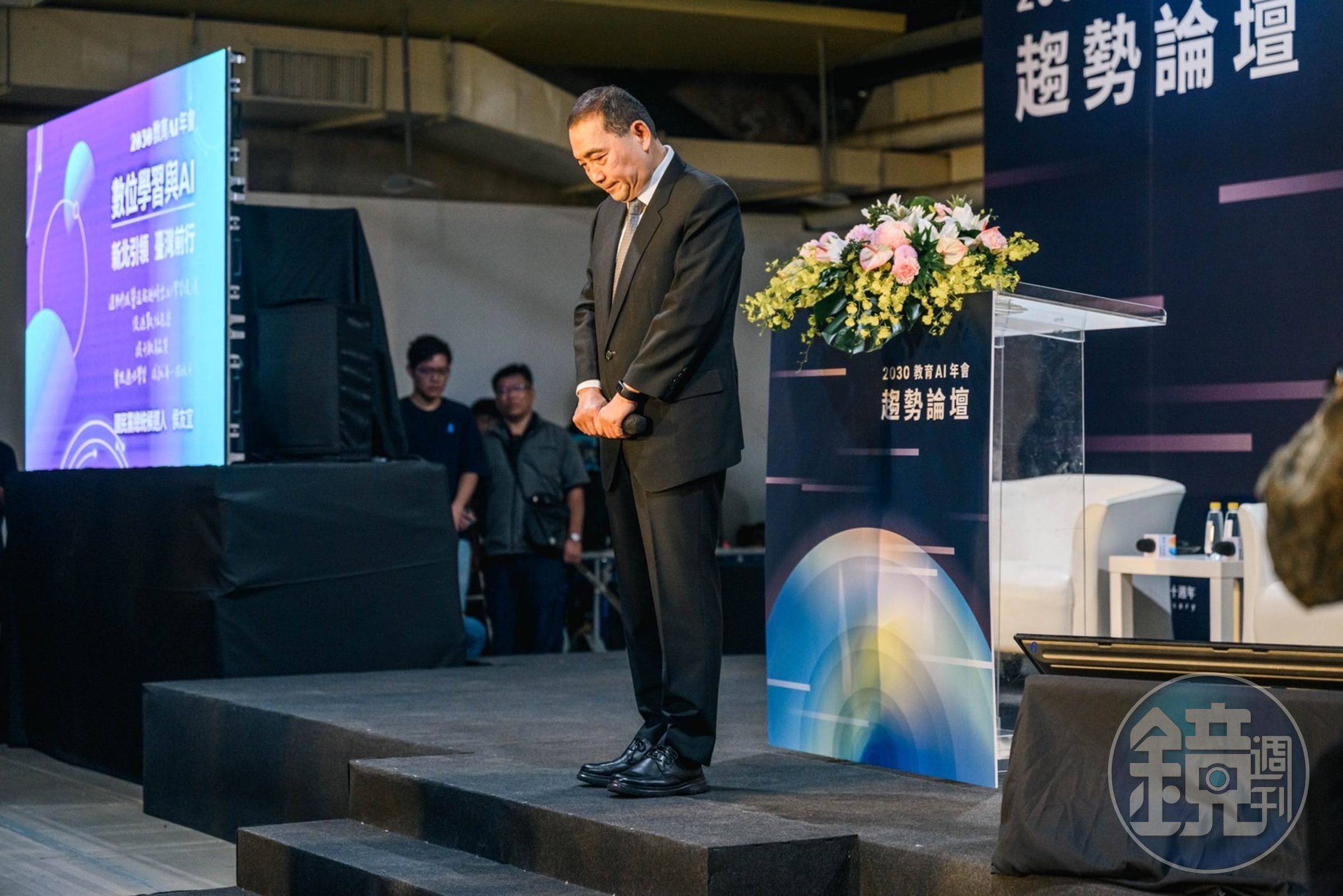 國民黨總統參選人侯友宜23日出席「2030AI教育年會論壇」時，並向殉職消防弟兄及罹難者表達哀悼。（侯友宜競選辦公室提供）