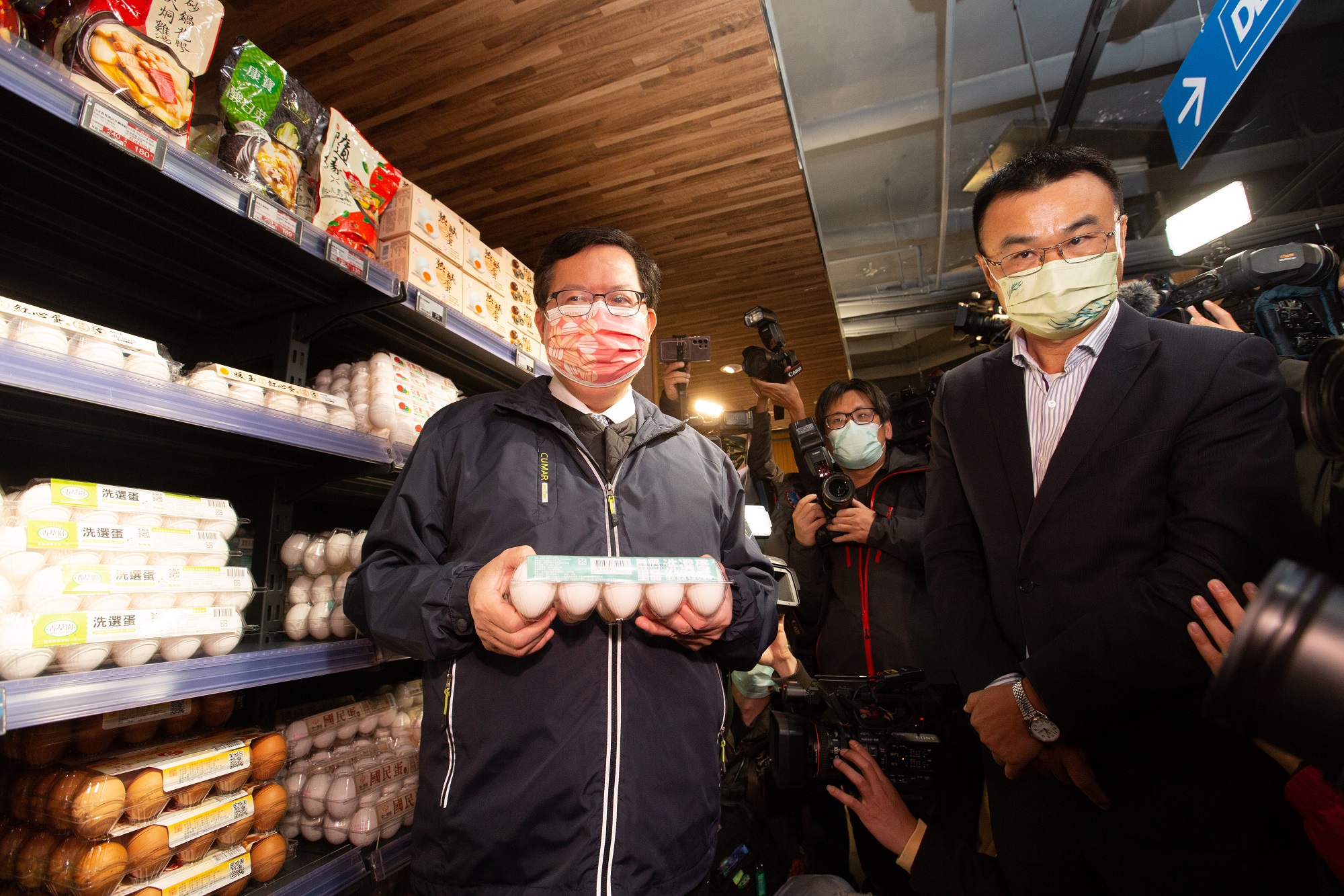年初台灣爆發缺蛋潮，時任農委會主委陳吉仲（右）（後任農業部部長，已辭職）陪同行政院副院長鄭文燦（左）巡視賣場。（本刊資料照）