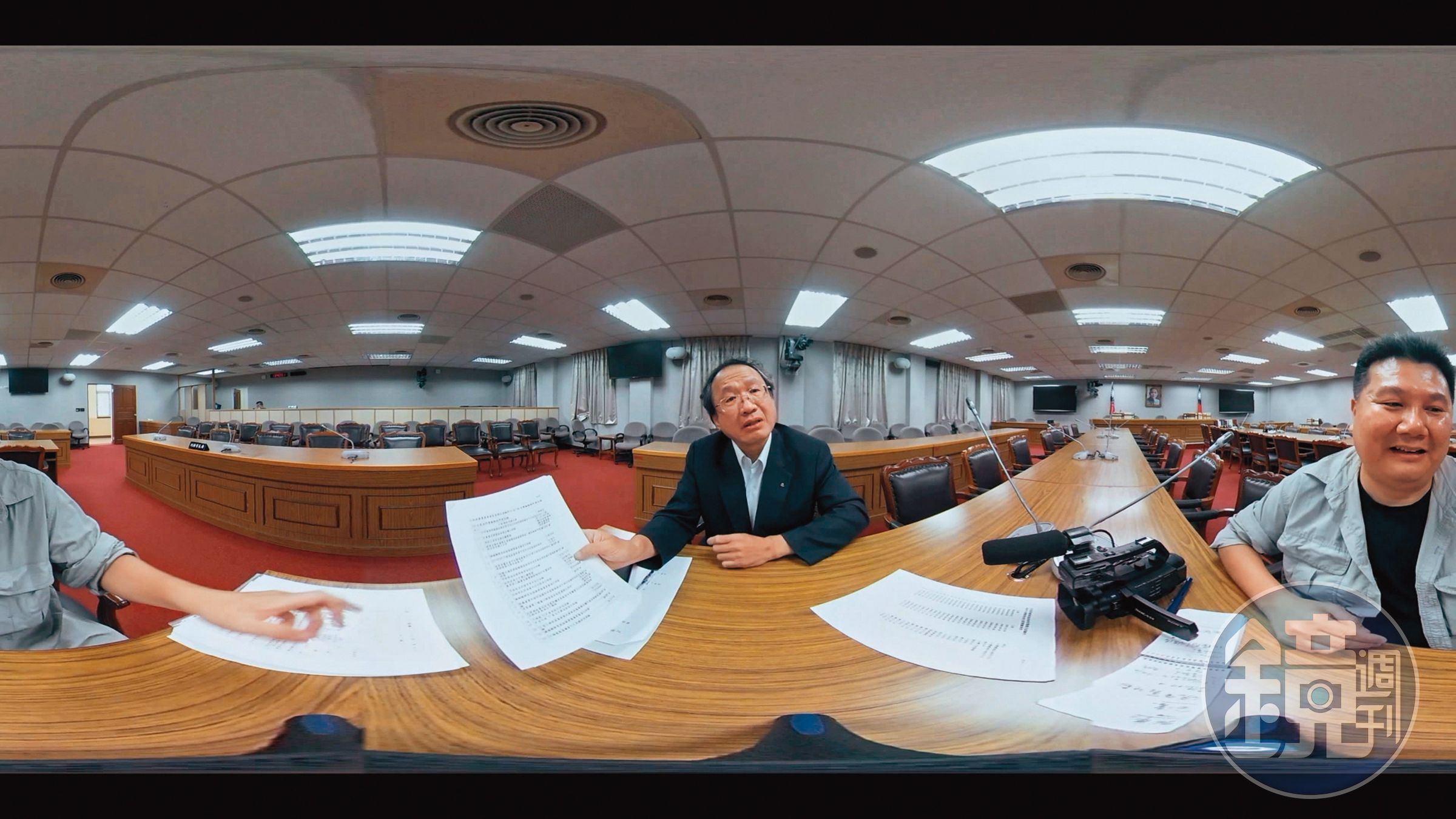 為追查農委會官員是否違反實驗室生物安全,李惠仁(右)採訪時任農委會副主委黃金城(左)。(公視提供)