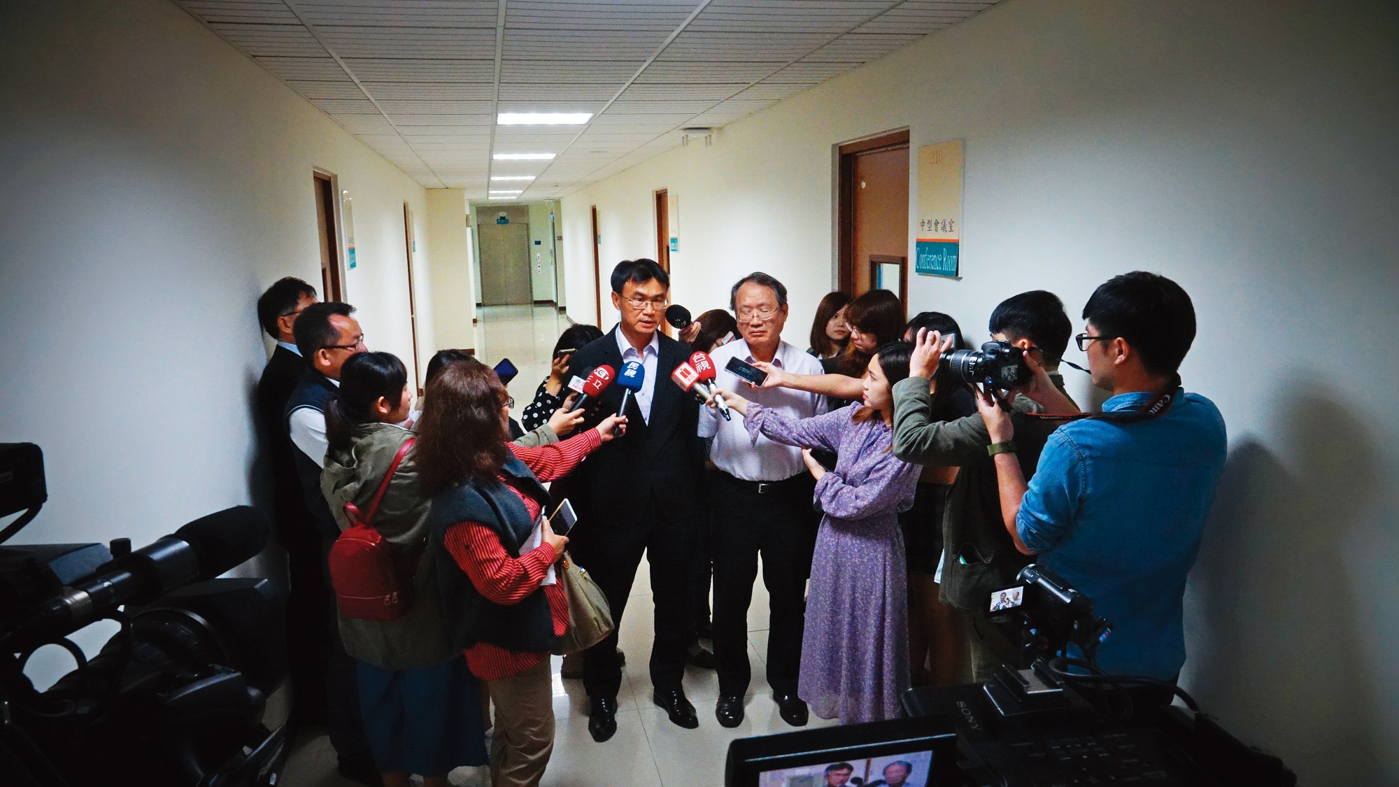 與農委會糾纏20年的李惠仁,感嘆陳吉仲(中排左)從副主委晉升農業部長,歪斜的體制依舊不變。(公視提供)