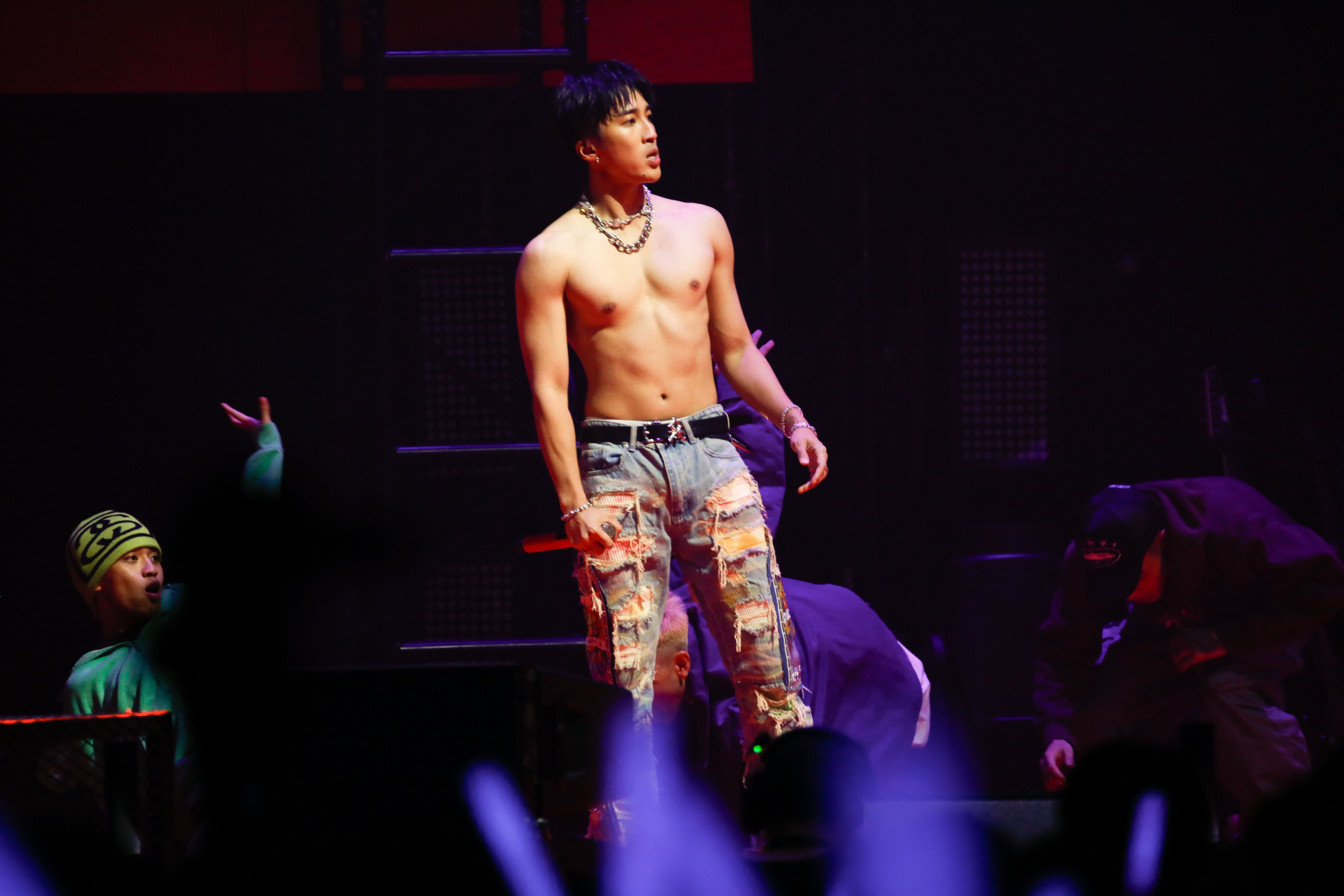 婁峻碩在演唱新歌〈Runner Runner〉時，無預警脫掉上衣。