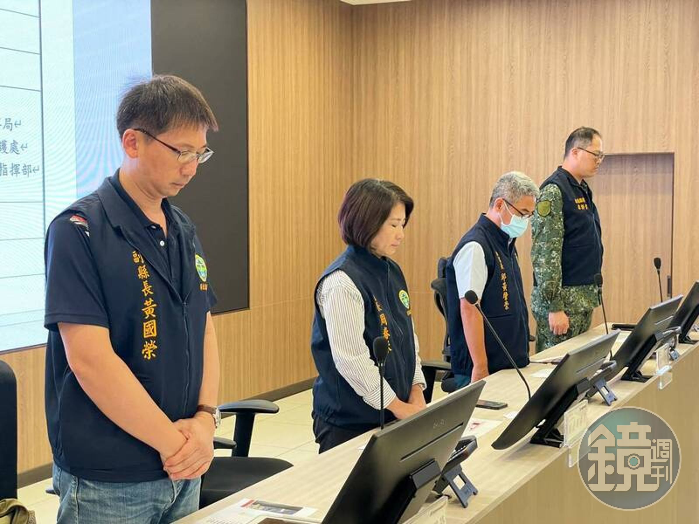 周春米昨晚在「災害應變中心」主持跨局處會議，帶領首長為殉職消防員與罹難者致哀，並命協助入祀忠烈祠。（翻攝縣長周春米臉書）