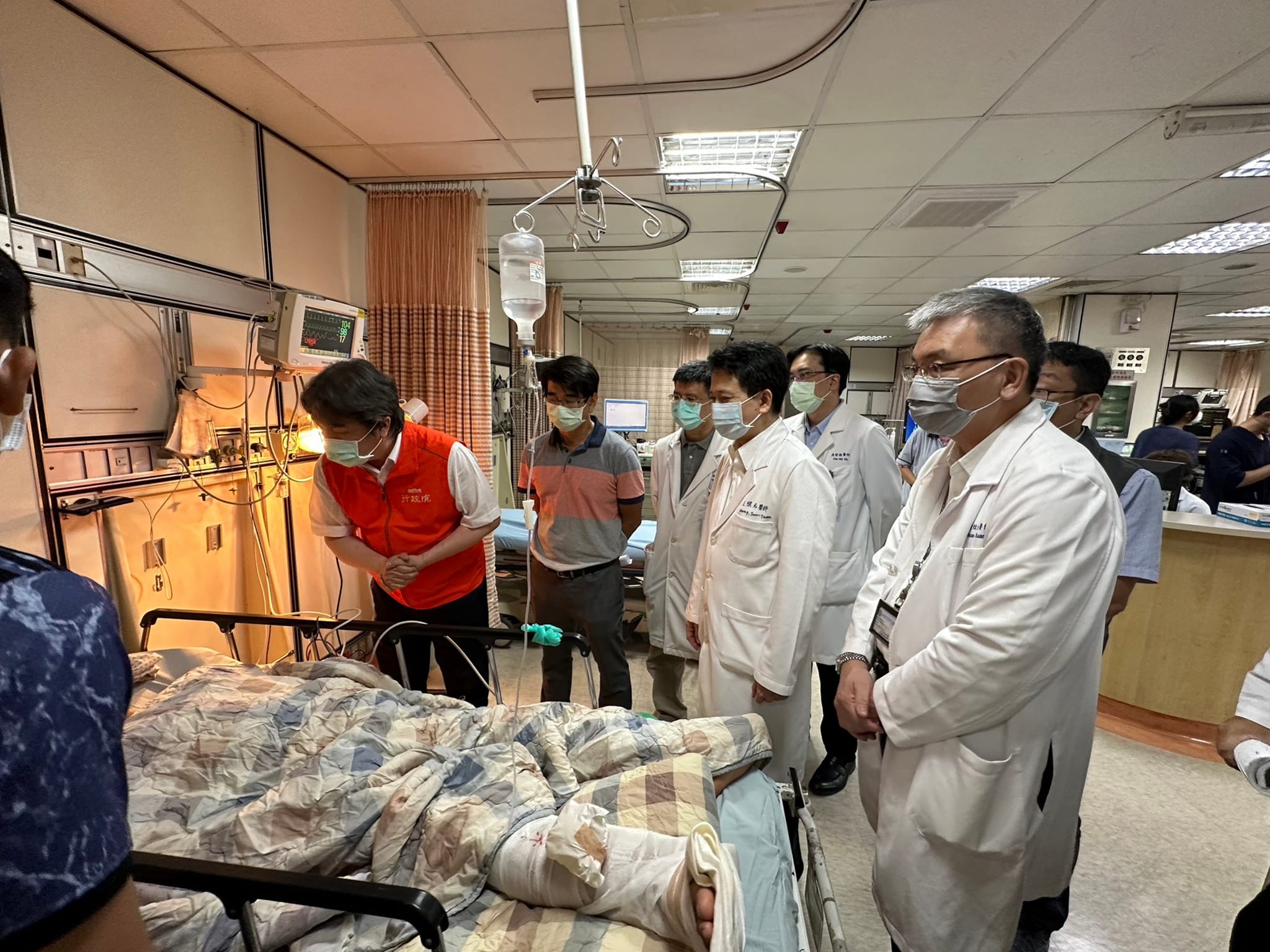 衛福部次長王必勝22日南下前往了解災情，他也赴醫院慰問傷者。（翻攝王必勝臉書）
