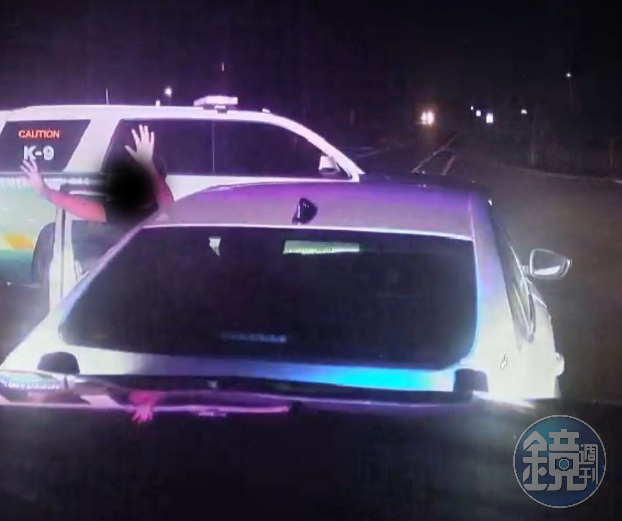 美國一名10歲男童開車載著11歲姊姊,一路狂飆了320公里。(翻攝Alachua County Sheriff臉書)