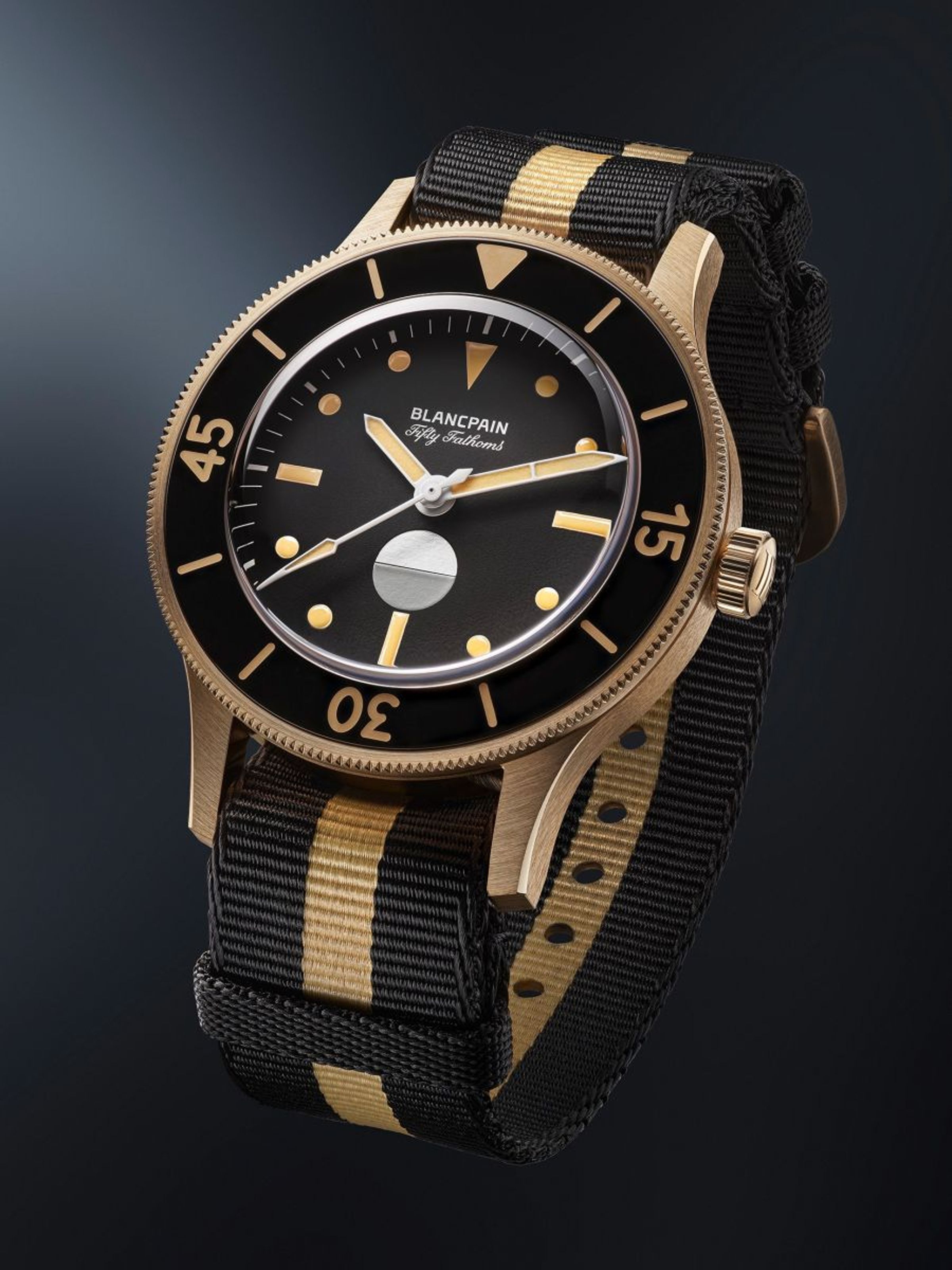 BLANCPAIN 寶珀發表「五十噚」70週年第三幕紀念錶，以「青銅金」材質製作，並且在面盤6點鐘位置設了一個圓形的MIL-SPEC「濕度指示器」功能。全球限量發行555枚，定價為NT$1,022,000。