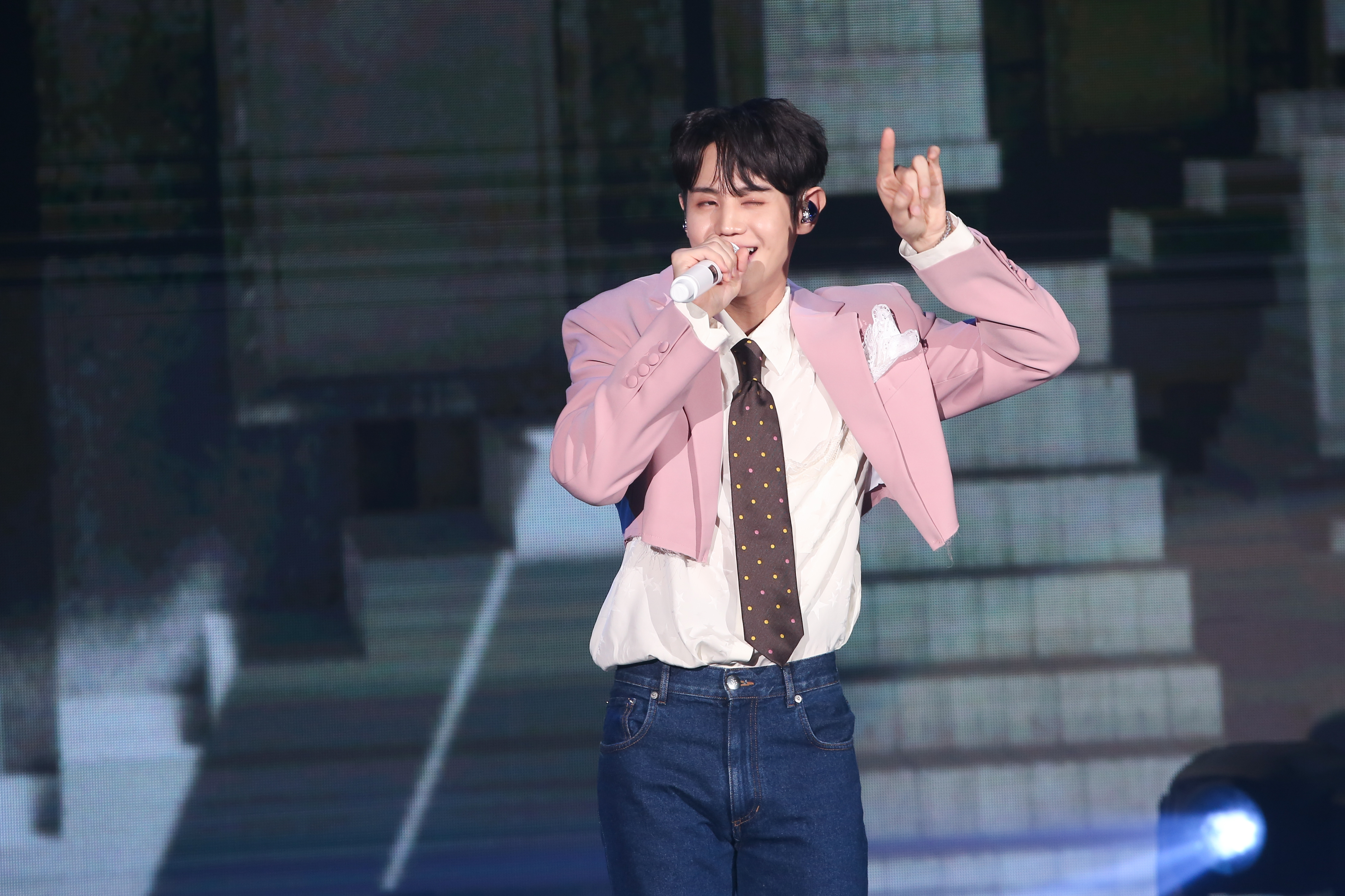 梁耀燮眨眼、飛吻粉絲福利滿滿。