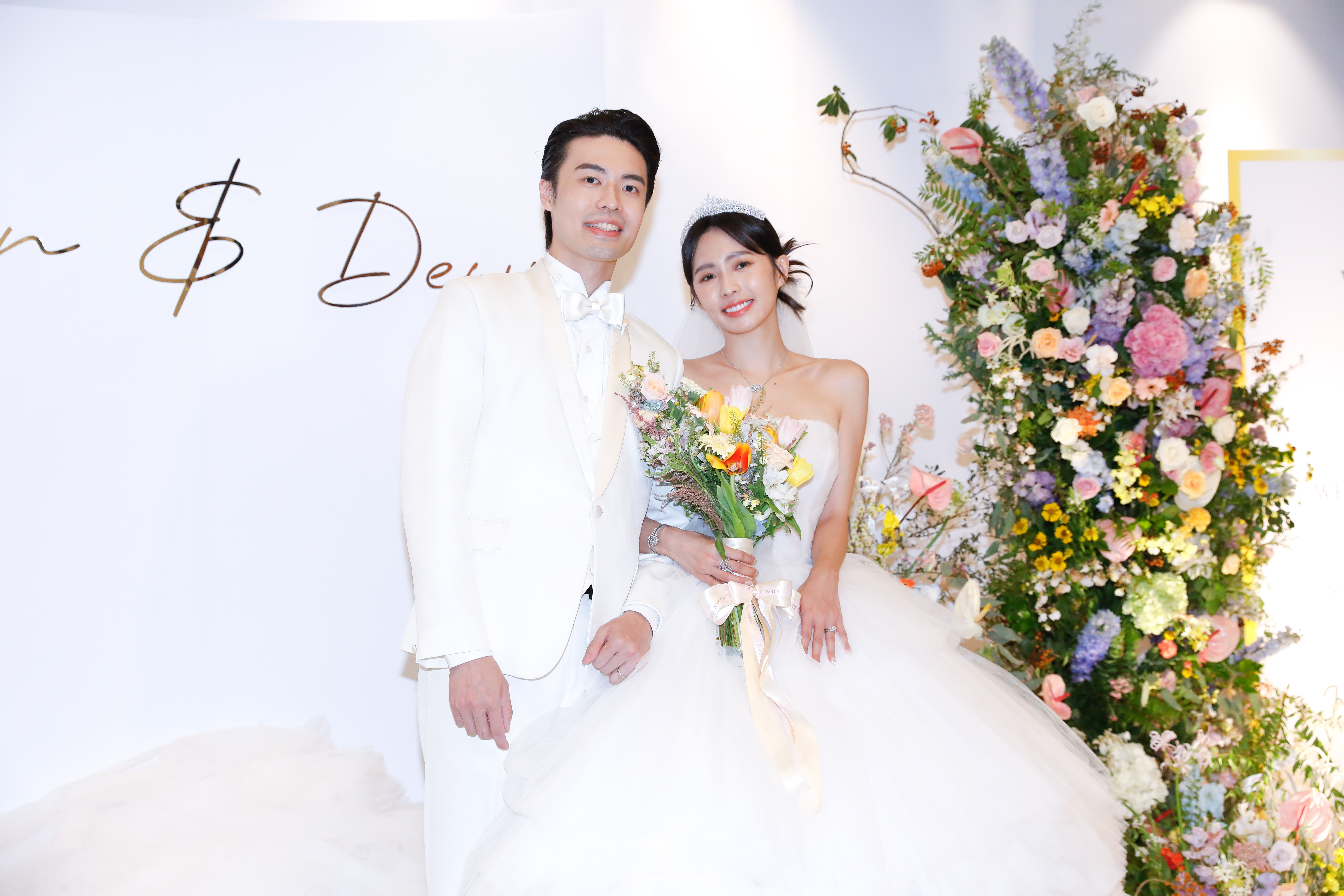 簡廷芮（右）3年前情定圈外男友賴先生（左），在生了2個小孩後，24日終於舉辦婚禮。