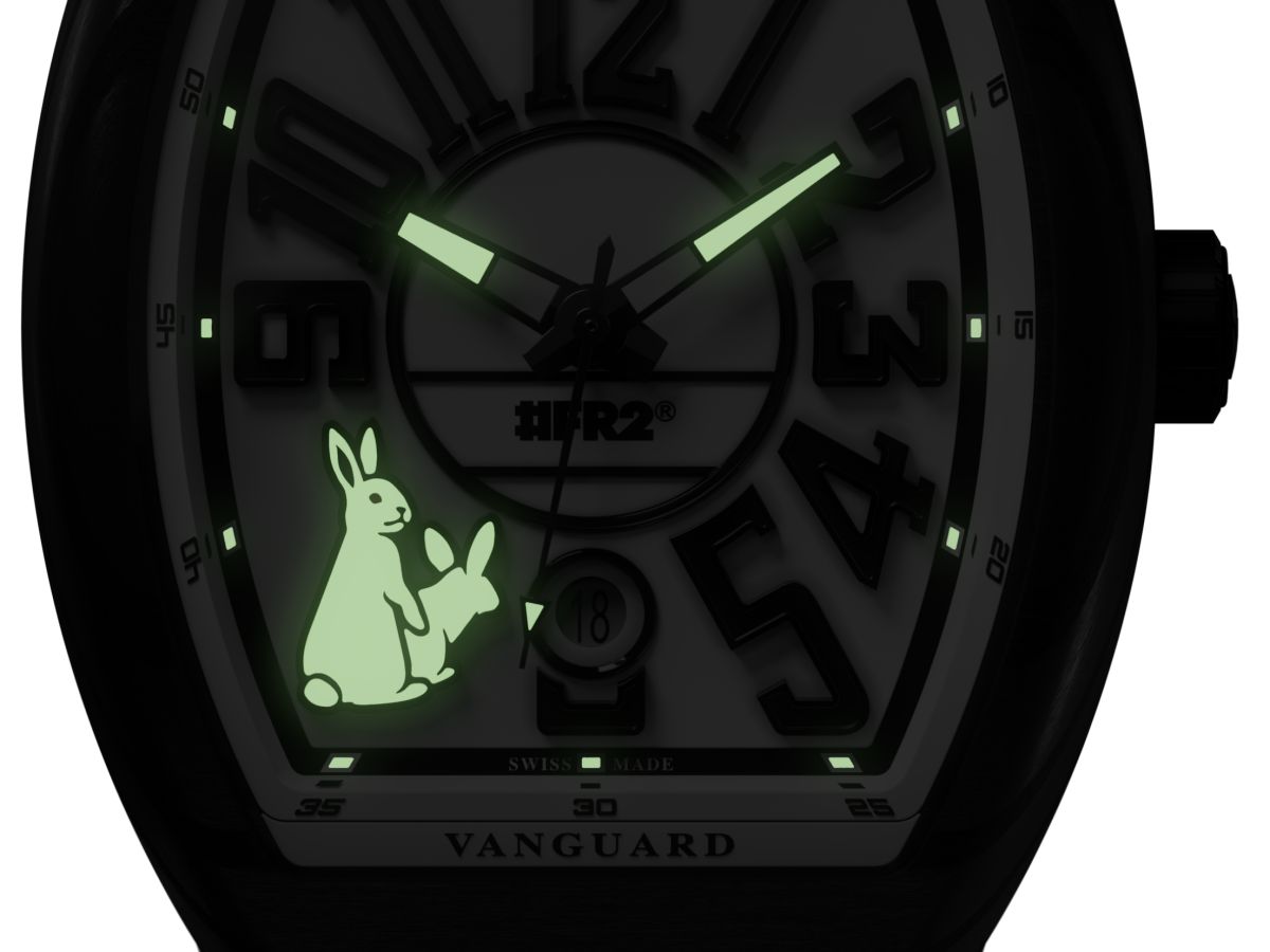 FRANCK MULLER與日潮品牌#FR2合作的#FR2NCK MULLER Vanguard錶款，面盤放上#FR2著名的「Fxxking Rabbits」商標，剛好配上中秋佳節的熱潮。兩隻兔子看似溫馴可愛，其實姿勢頗有玄機，讓人忍不住會心一笑。