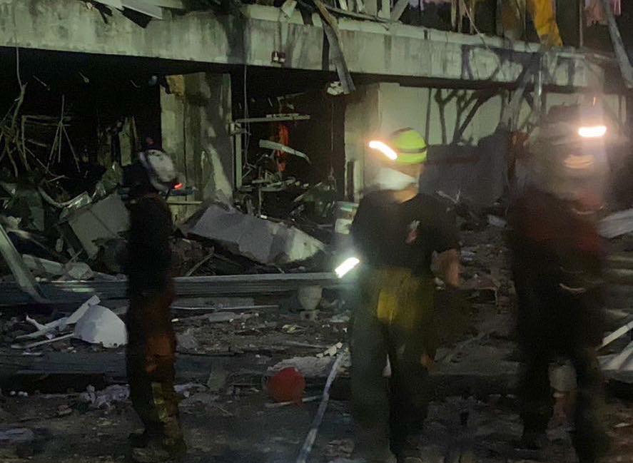 屏東大火造成百人死傷，仍有1名失聯員工尚未尋獲。（翻攝周春米臉書）