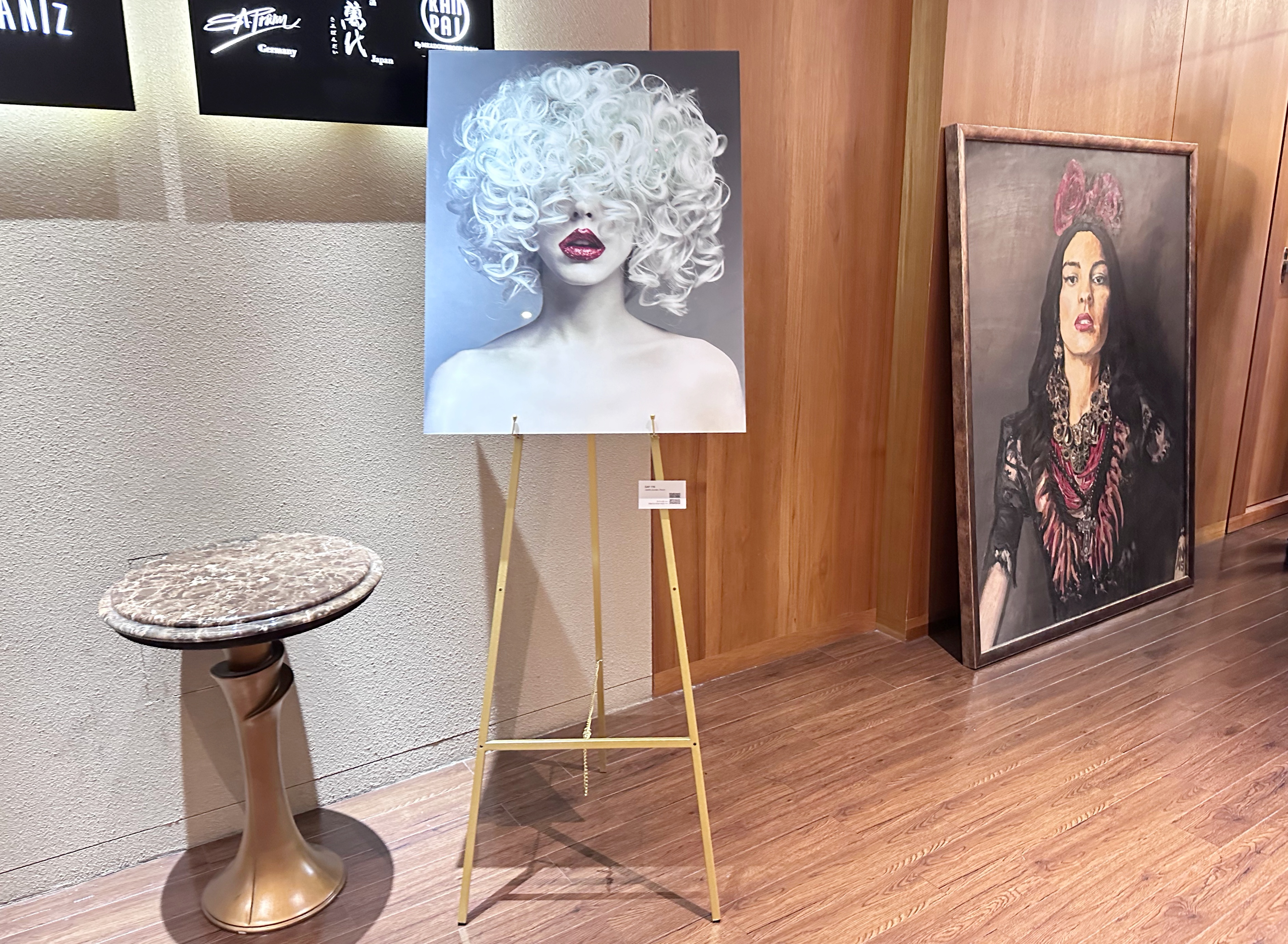 在慕舍酒店裡隨處可見藝術作品及繽紛活躍的畫作。
