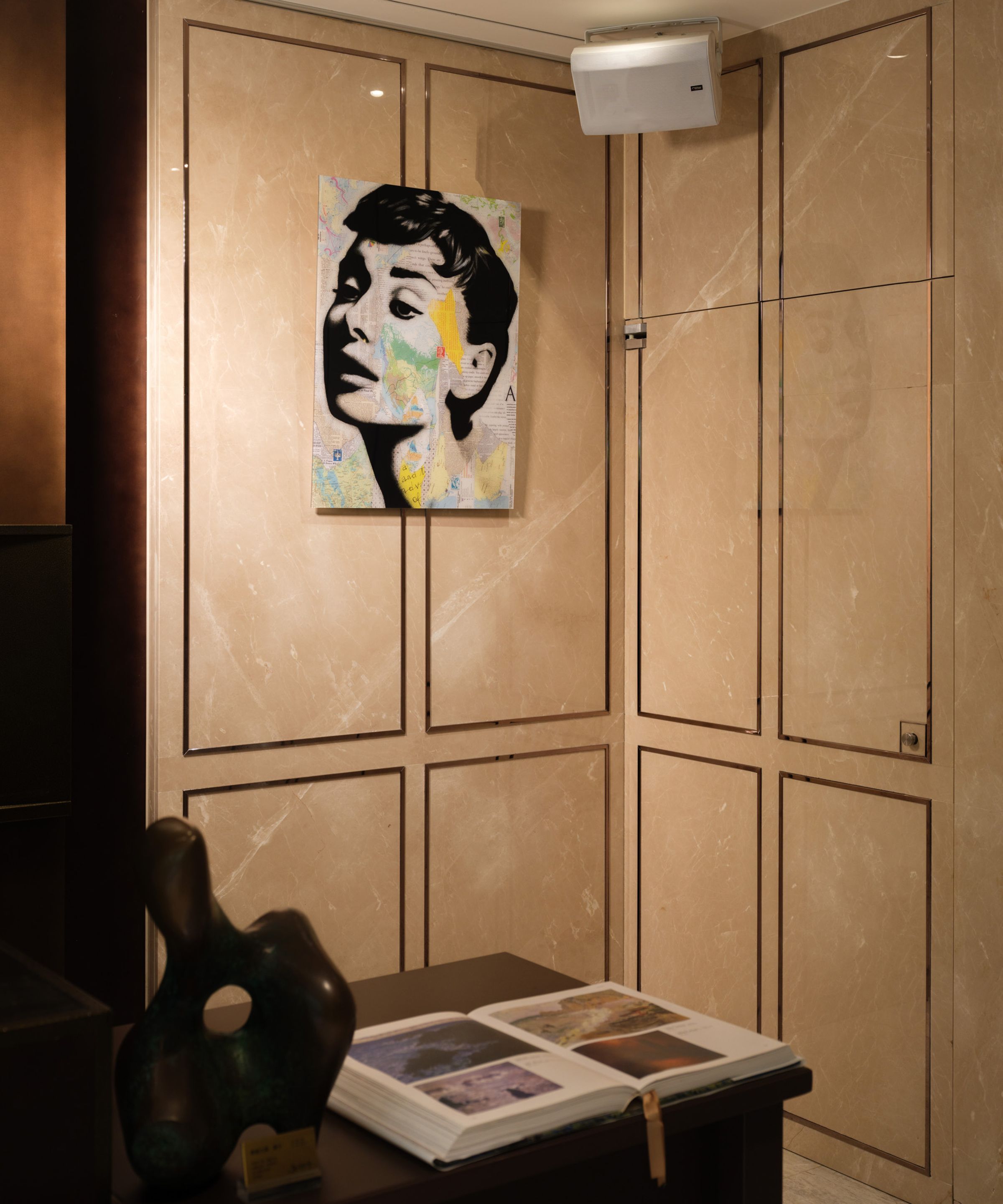 一樓大廳擺放Andre Monet的作品《Audrey奧黛麗》。（慕舍酒店提供）