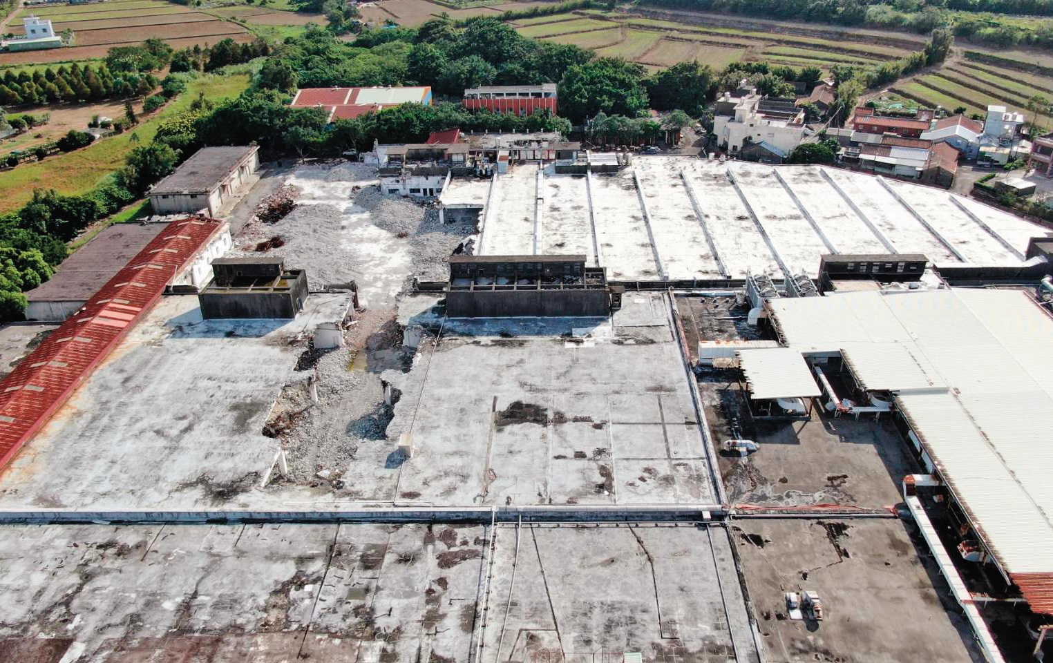 中福中壢廠2萬多坪廠房遭受違法拆除、幾乎全損不堪使用。（中福提供）