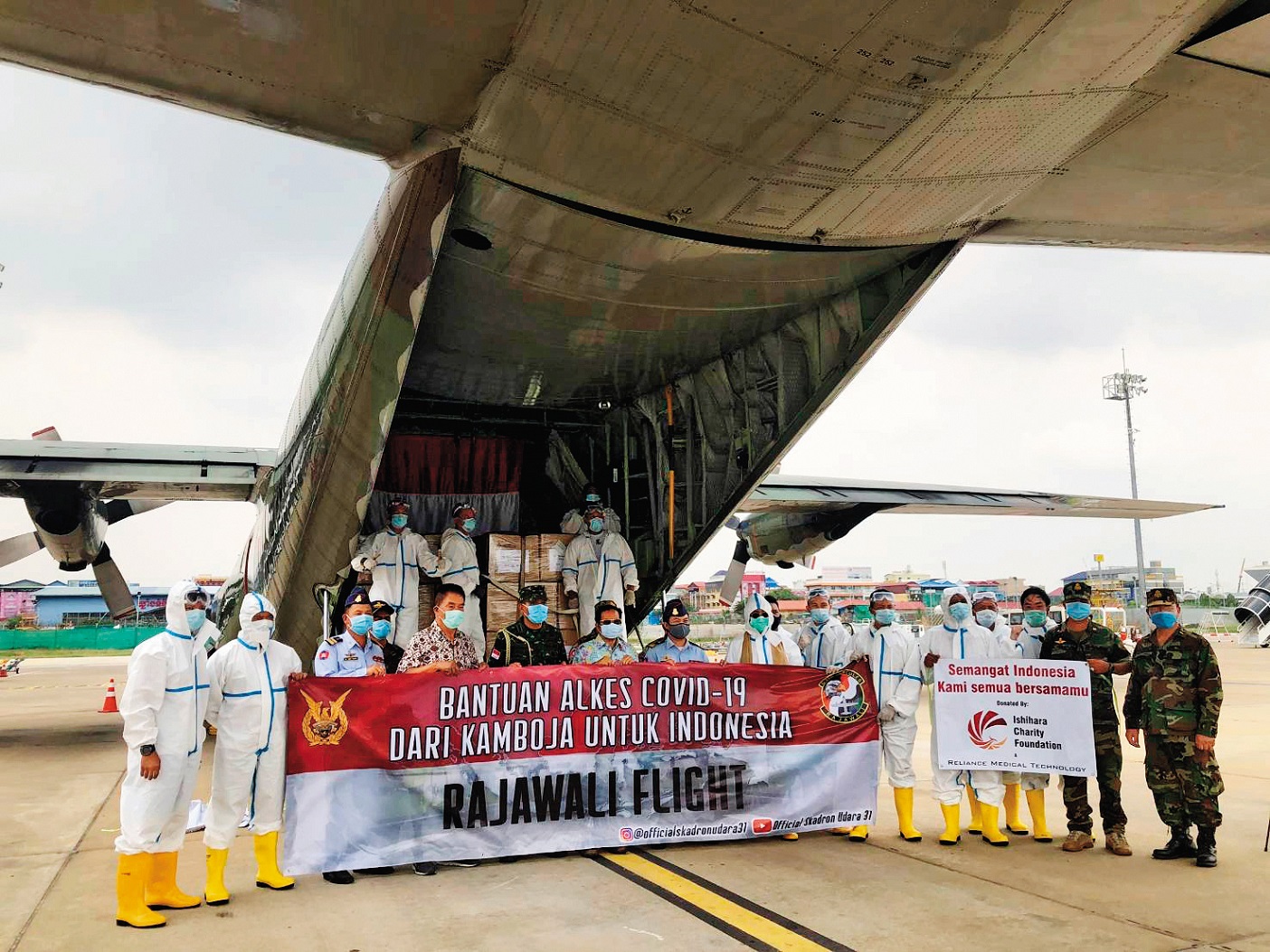 石原慈善基金會在新冠疫情期間捐贈防疫醫療物資,印尼軍方出動軍機運送,官方並在IG發文感謝。(石原慈善基金會提供)