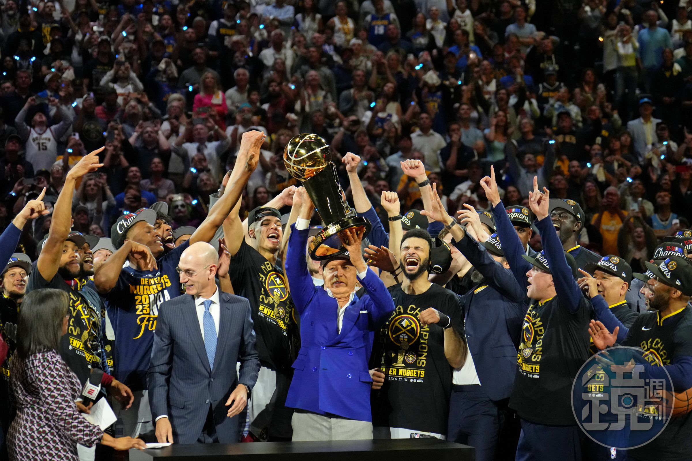 金塊今年6月奪下首座NBA總冠軍，金塊老闆克倫克（Stan Kroenke）高捧金盃，小波特（第2排左3）與隊友們興奮歡呼。（東方IC）