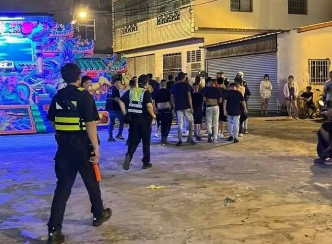 陣頭爆衝突，清水分局出動快打部隊壓制。（翻攝記者爆料網）