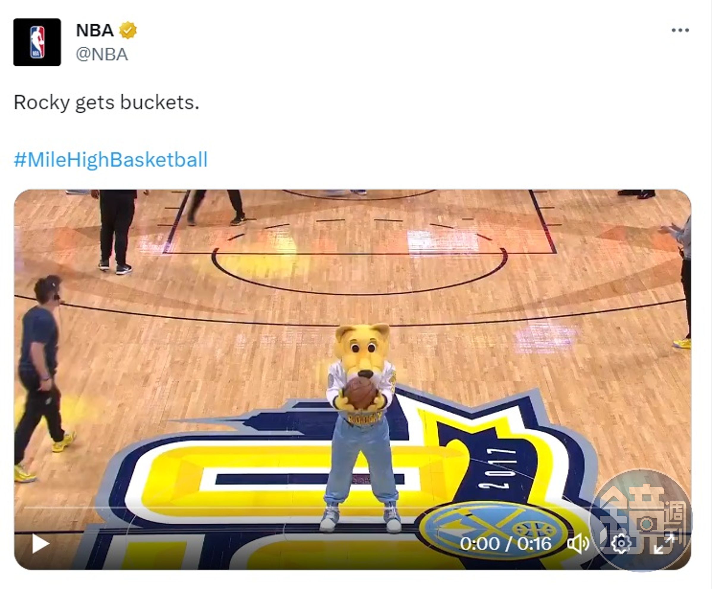 丹佛金塊隊吉祥物「洛基」也是球隊相當重要的角色。（翻攝自NBA官方推特）