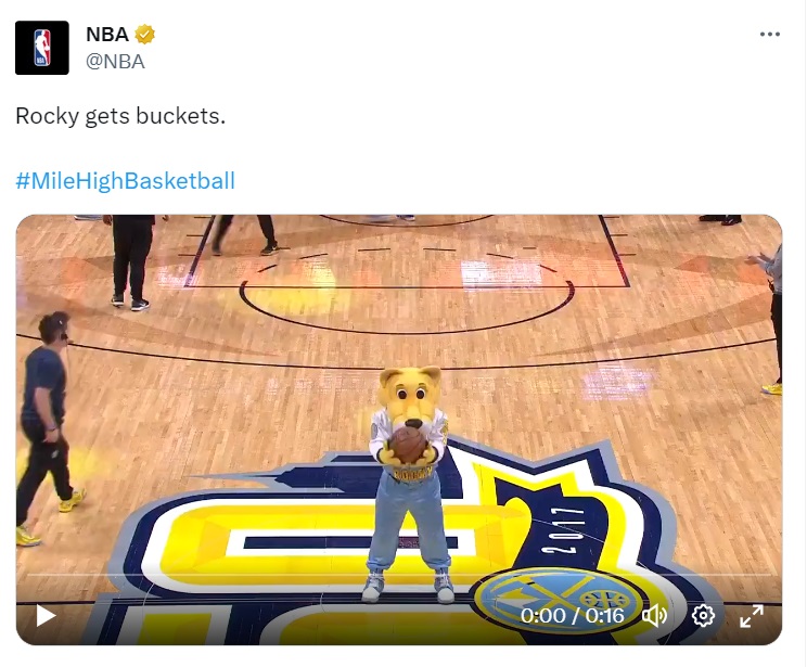 丹佛金塊隊吉祥物「洛基」也是球隊相當重要的角色。（翻攝自NBA官方推特）