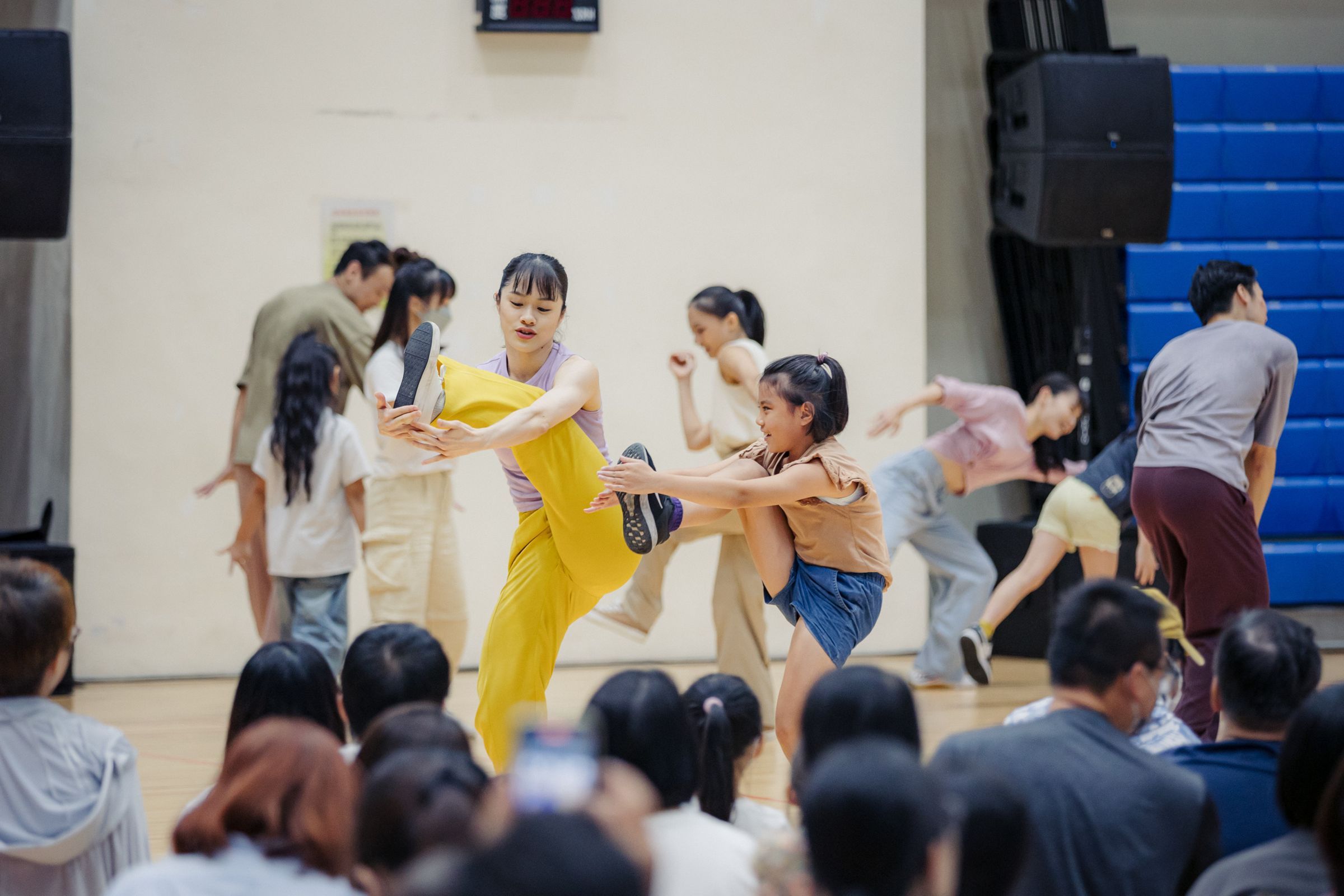 「與雲門共舞」每年為不同巡演地點來編創不一樣的舞作，讓民眾可以從生活場景中隨著音樂律動、跟著舞者放開身體、打開心靈、放下生活的包袱和負擔，讓每個人都重新定義自己新的生活態度。 (攝影/李家曄)