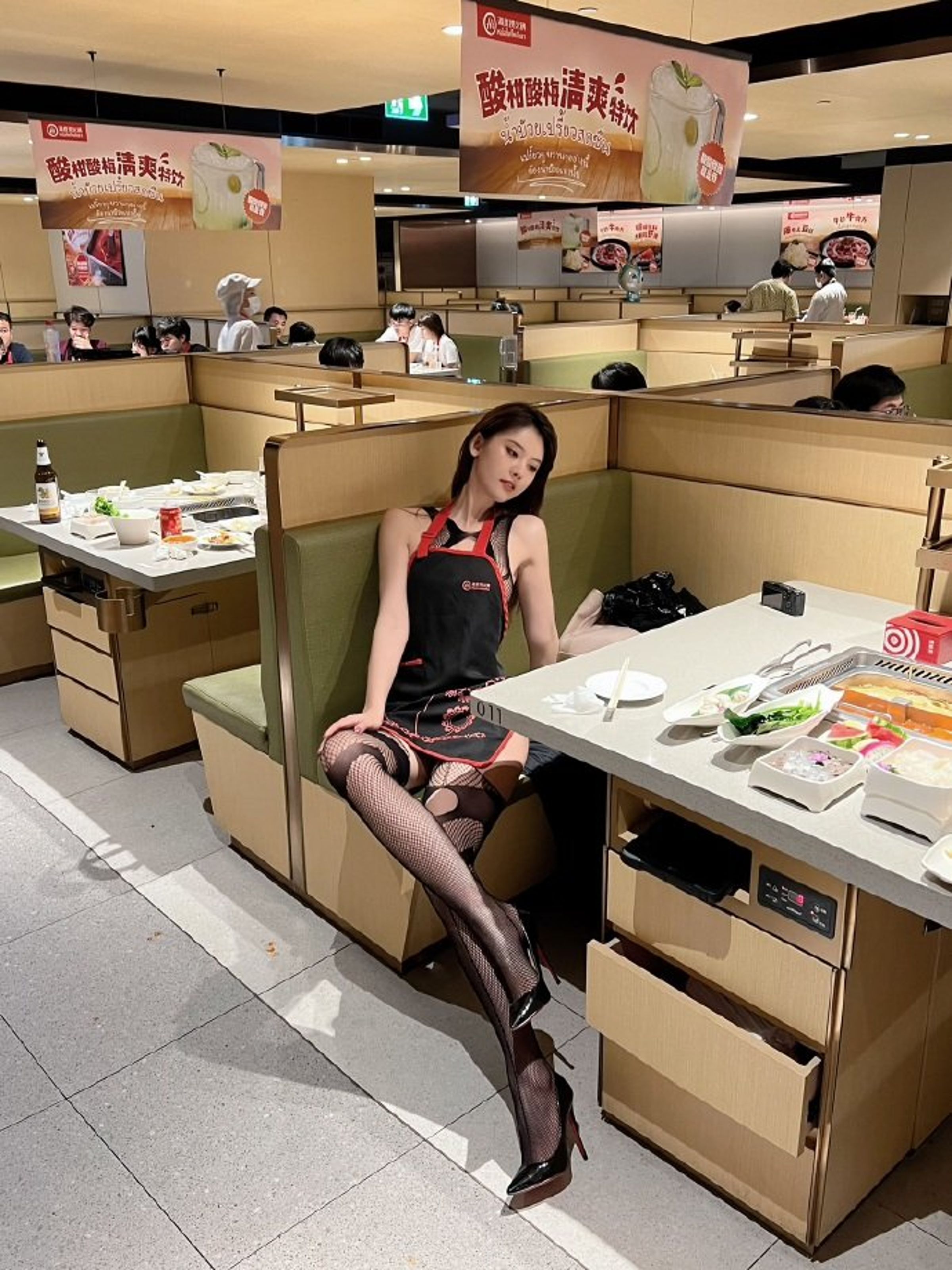 「阿朱」先前傳性感透視裝到泰國海底撈用餐，引發不小爭議。（翻自微博）
