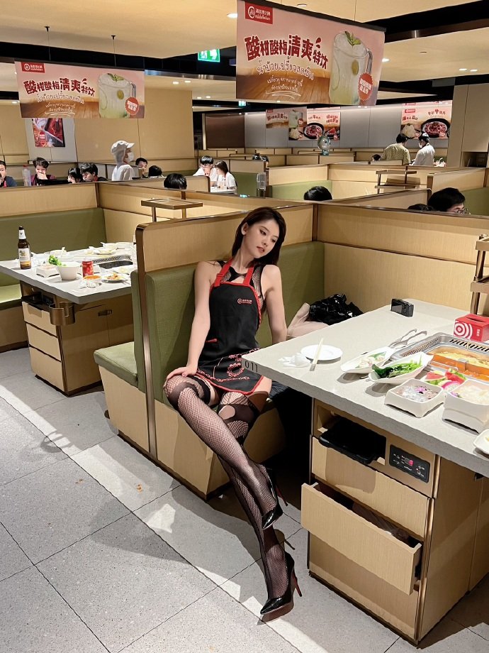 「阿朱」先前傳性感透視裝到泰國海底撈用餐，引發不小爭議。（翻自微博）