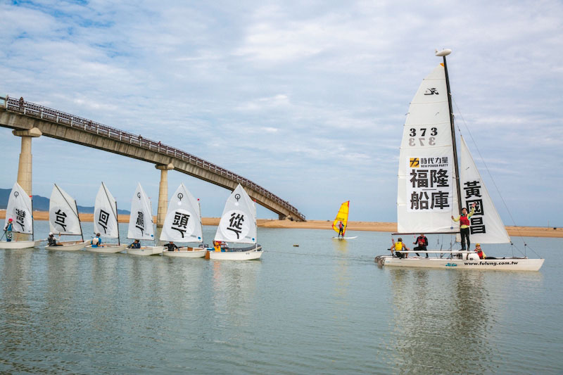 詹志堅曾駕駛帆船載黃國昌出海造勢。（黃國昌辦公室提供）