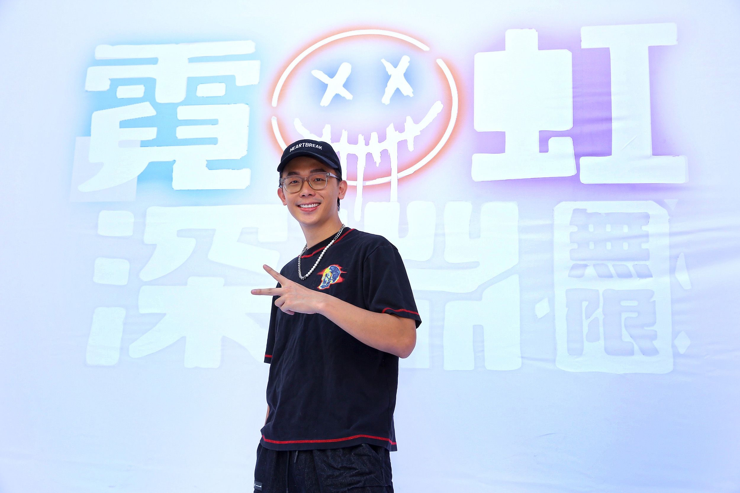 百萬YouTuber反骨男孩「酷炫」邀請玩家9月27日《霓虹深淵：無限》一同上線爽快開轟！（官方提供）