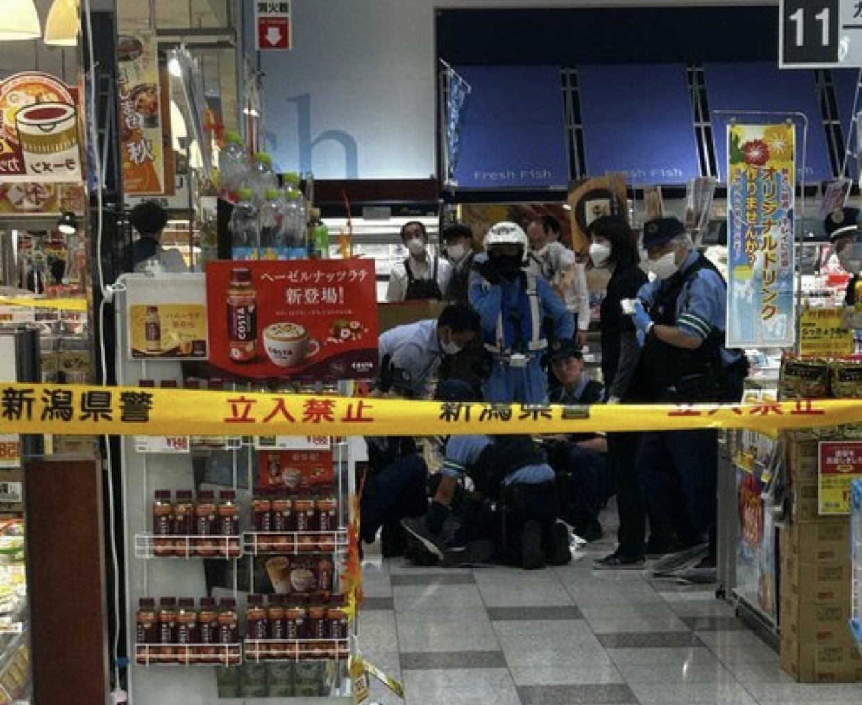 18歲的男高中生涉嫌在購物中心砍傷3名女性受傷。（翻攝自X、前推特@doradoraod）