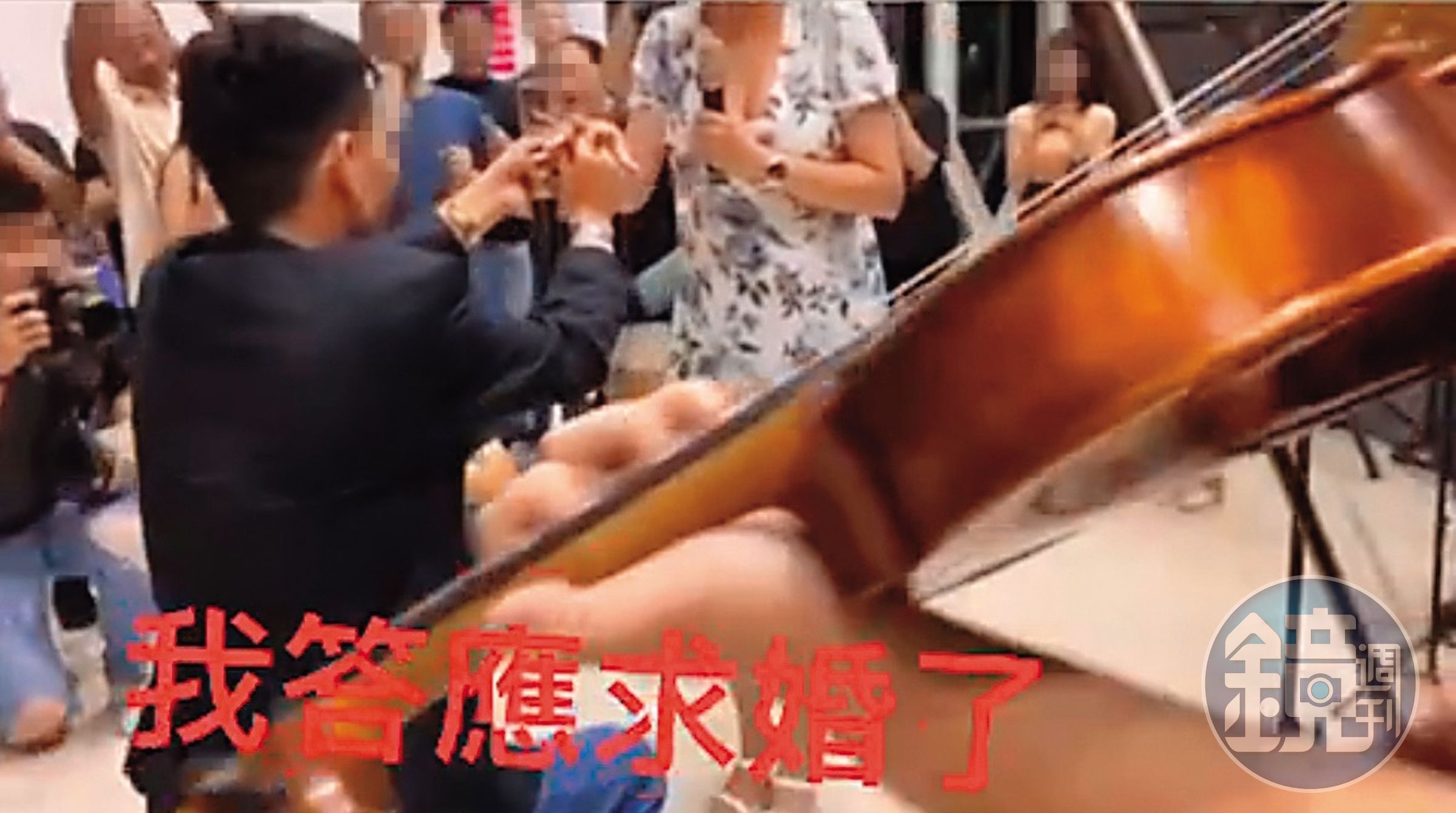 男友拿著兩克拉鑽戒，單膝下跪向李妍瑾求婚成功。（翻攝自李妍瑾IG）
