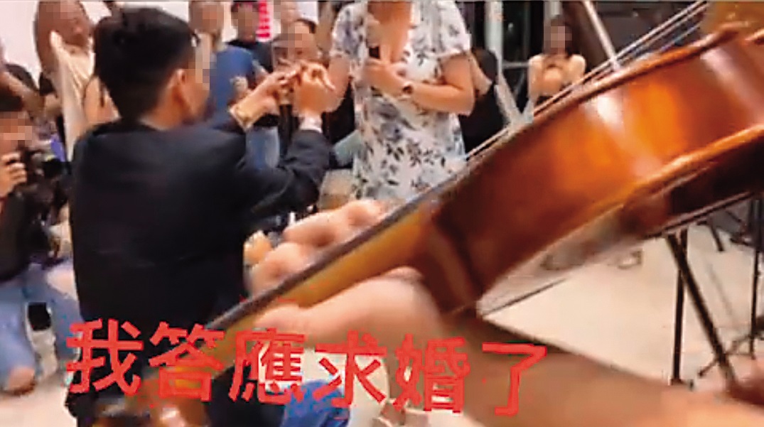 男友拿著兩克拉鑽戒，單膝下跪向李妍瑾求婚成功。（翻攝自李妍瑾IG）