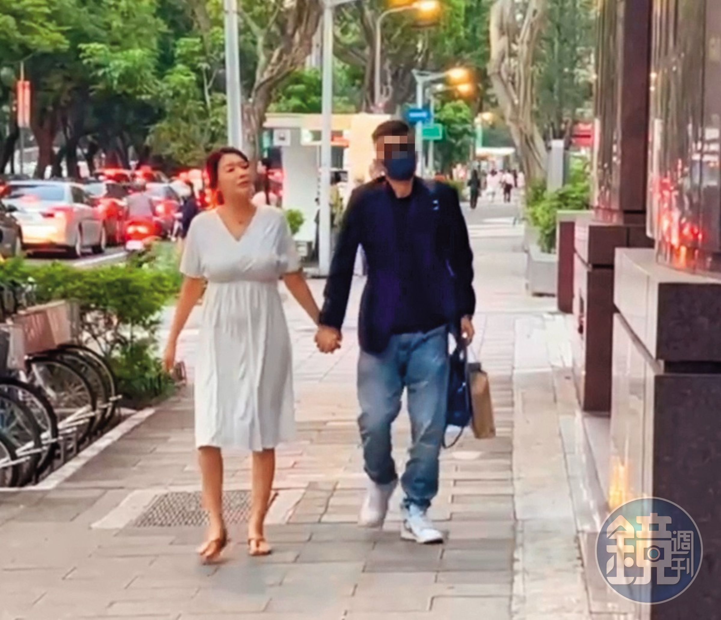 李妍瑾（左）被求婚成功後，遭目擊與未婚夫（右）現身生殖醫學中心，疑似要做懷孕相關檢查。（讀者提供）