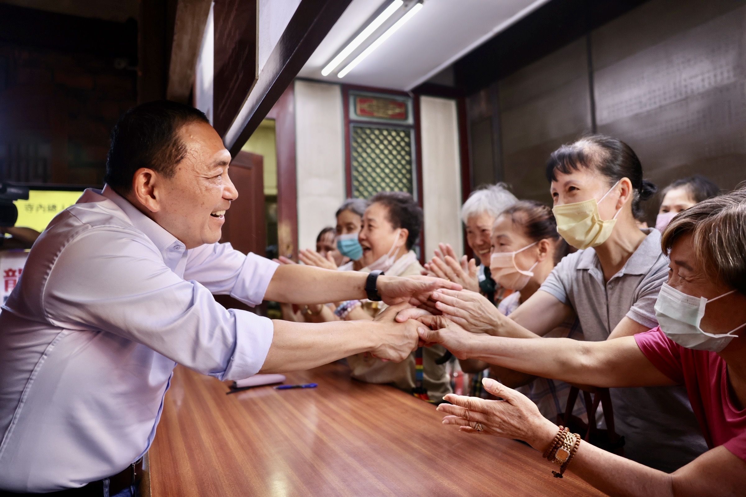 侯友宜所到之處都受到民眾熱情歡迎。（侯友宜競選辦公室提供）