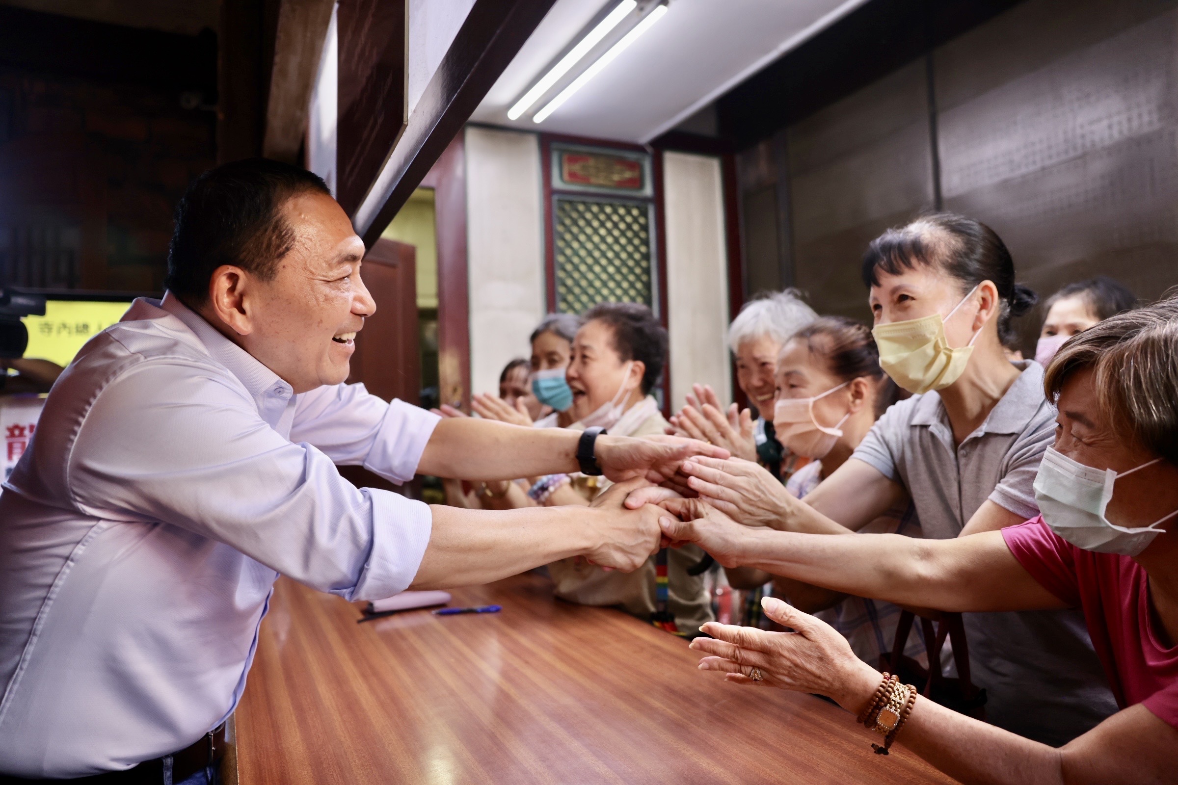 侯友宜所到之處都受到民眾熱情歡迎。(侯友宜競選辦公室提供)