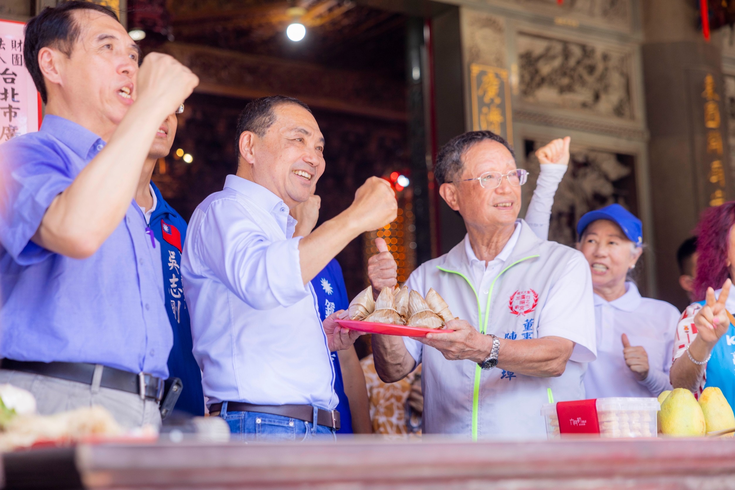侯友宜前往廣照宮，由董事長陳錦璋、前立委陳學聖陪同參拜。（侯友宜競選辦公室提供）