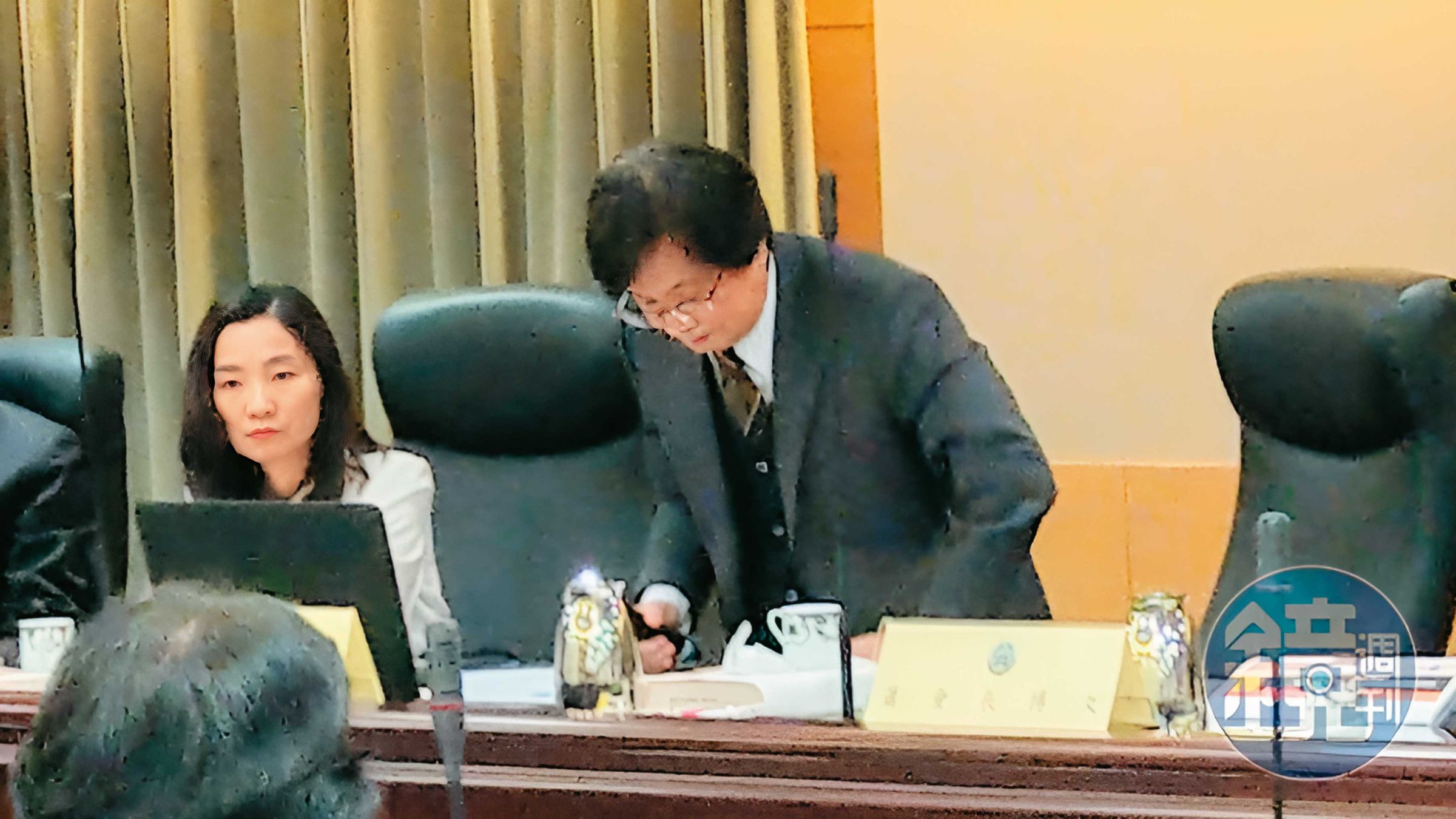 最高法院為造成諸慶恩冤判有罪之源，最高法院前院長吳燦（右）2021年曾為此哽咽道歉。