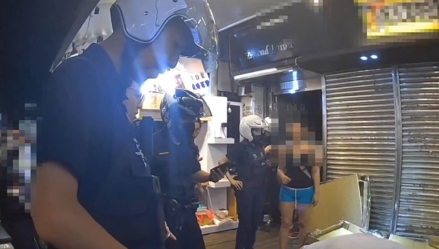 林姓女子的髮飾攤被黃男砸翻，她事後不願提告毀損。（翻攝畫面）