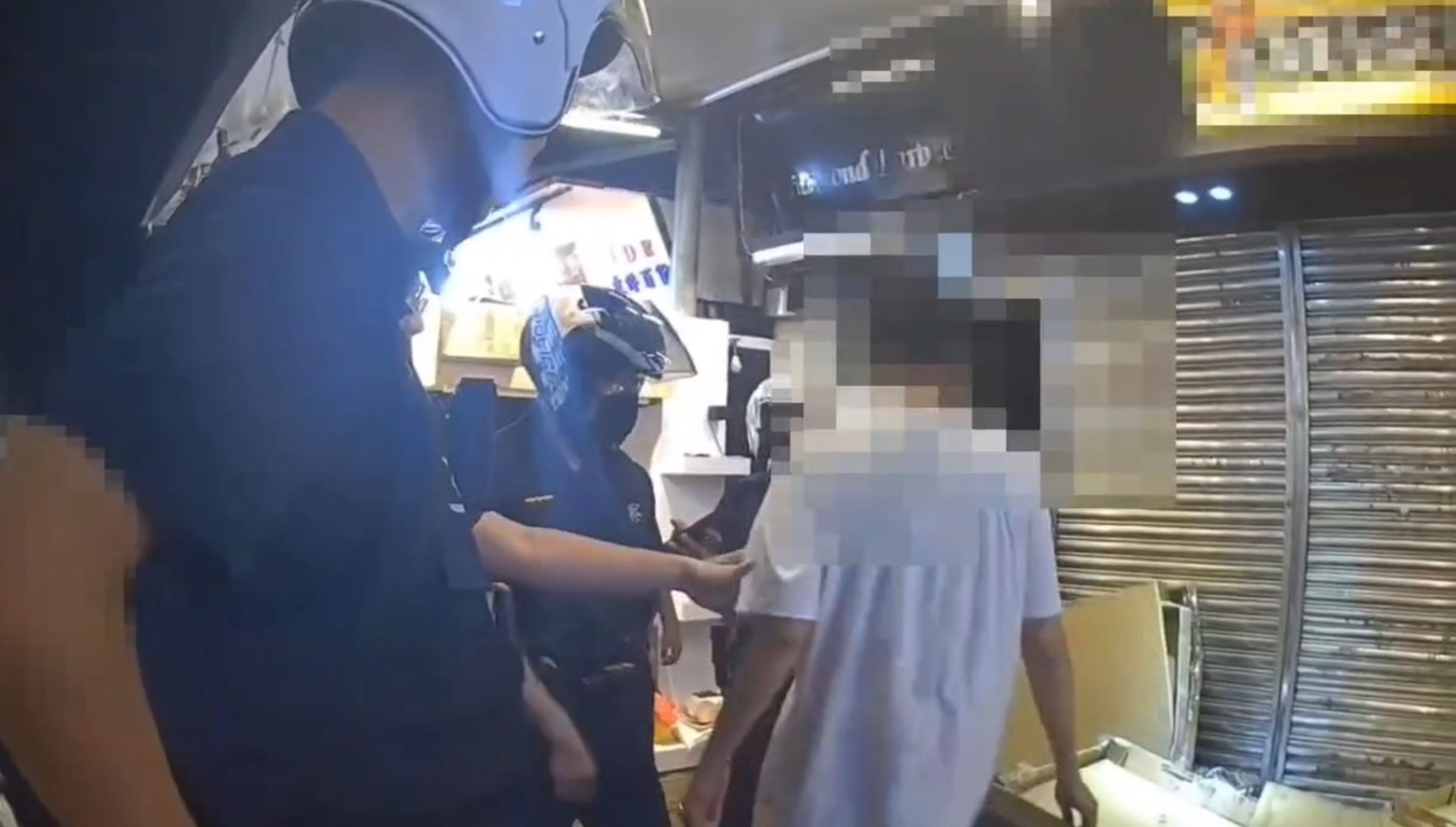 黃男聽到林女向警方抱怨，一度衝上前爭論，被警方攔下。（翻攝畫面）