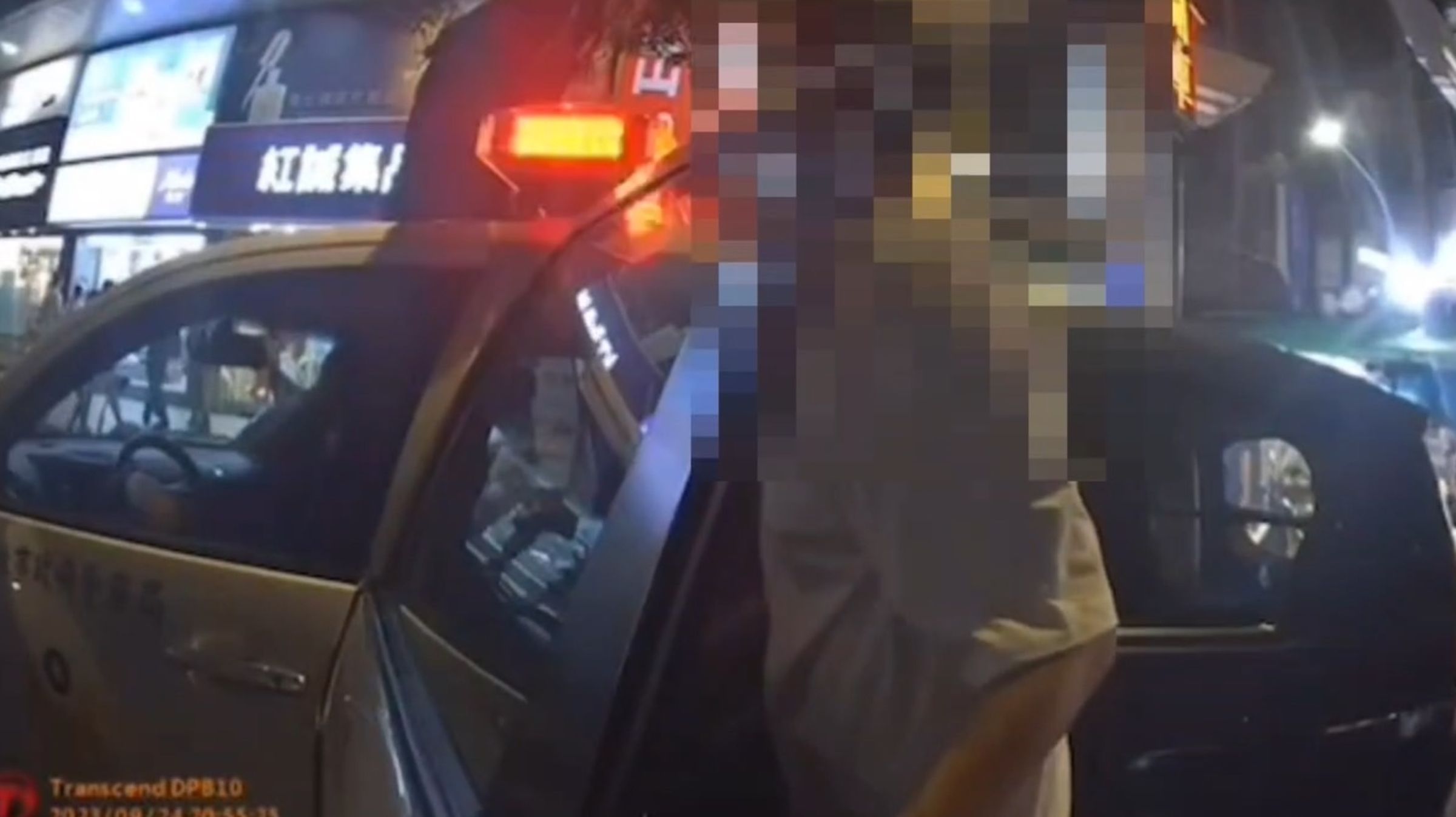 黃男最後被依違反社會秩序維護法逮捕送辦。（翻攝畫面）