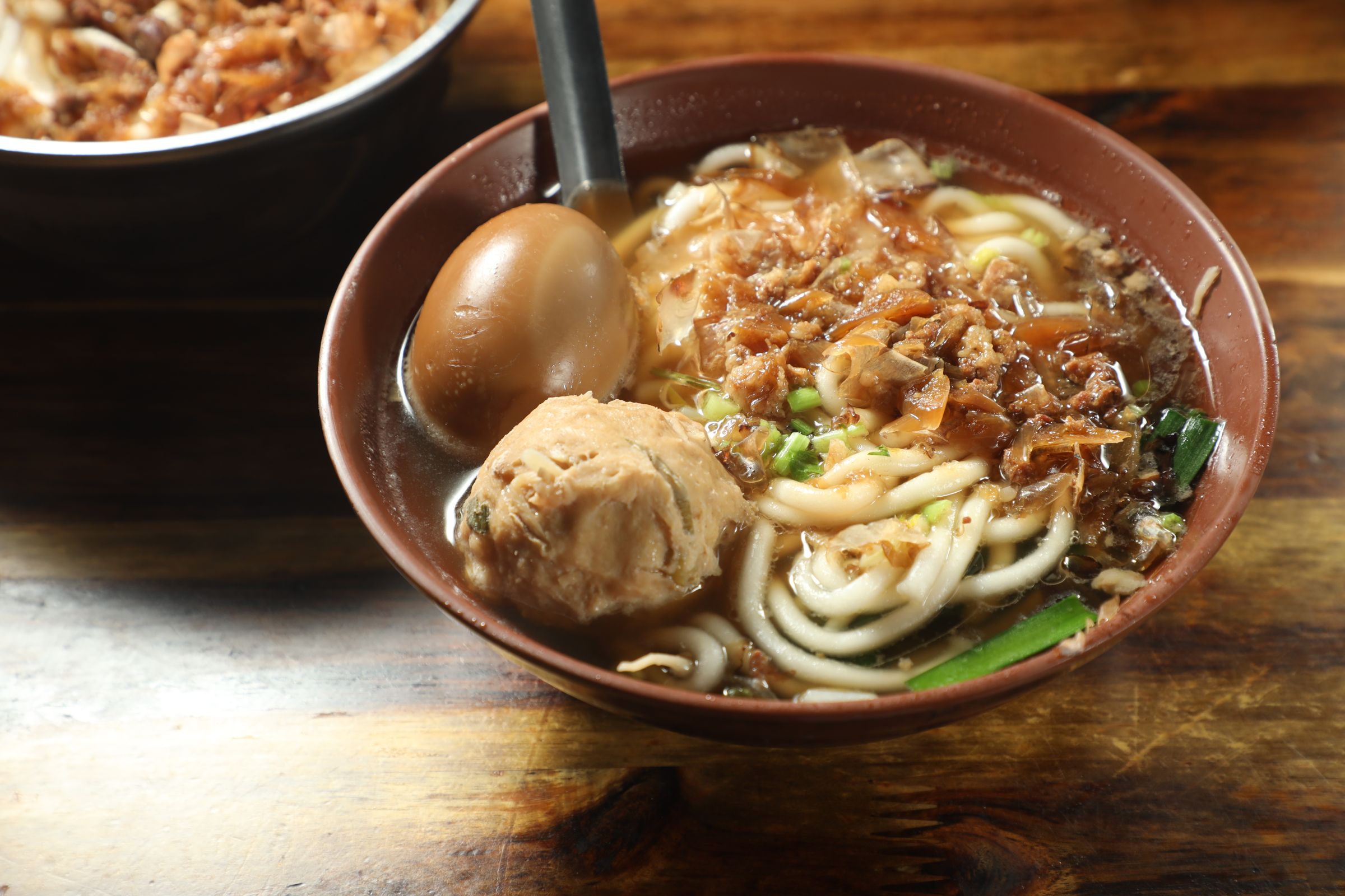 三姊妹的「米苔目（湯）」以柴魚片調味，加入丸蛋就是一碗豪華大餐。（50元／小碗，滷鴨蛋、三絲丸各15元／顆）
