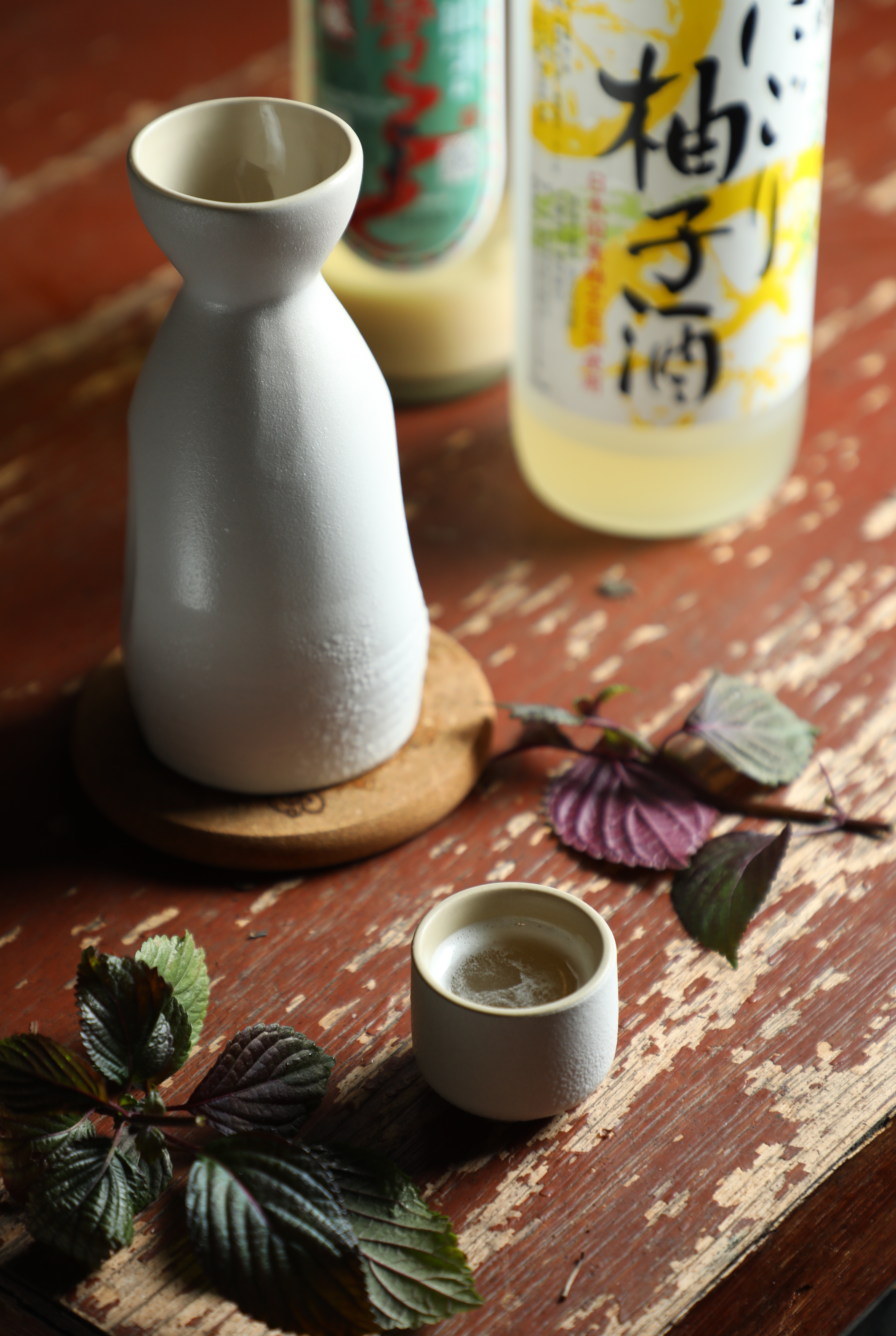 為符合日式老屋氛圍,五謙找來日本酒器盛裝以小米酒、柚子酒調製的「慢慢」。(280元/杯)