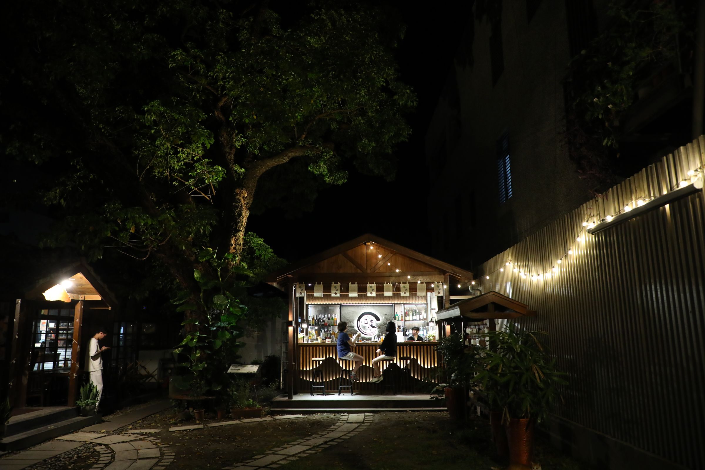 在日式老屋涼亭改造的吧台前喝一杯特調,享受台東四季皆夏的慵懶夜生活。