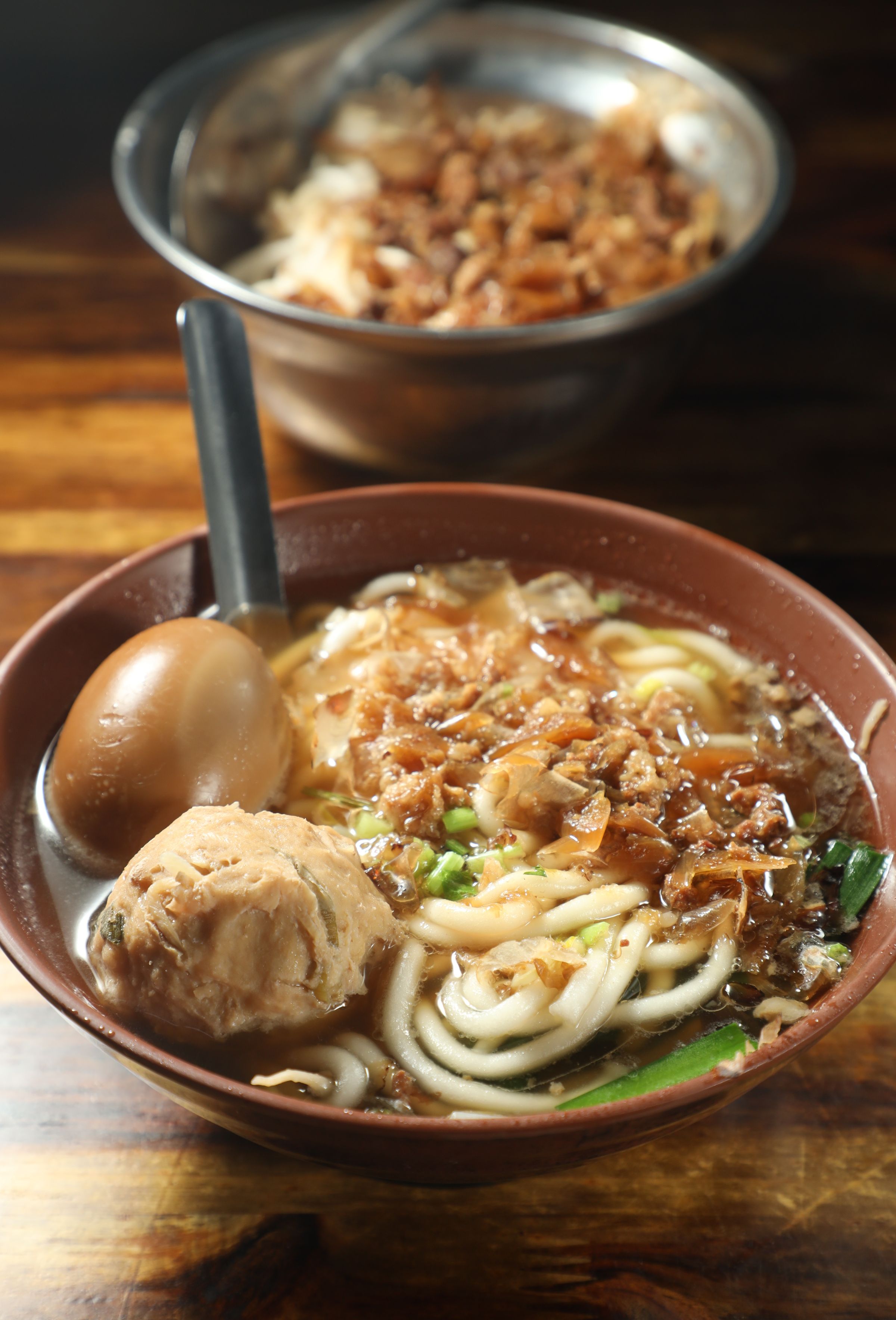 「米苔目（湯）」入口非常軟Q，是純米做的口感。（50元／小碗，滷鴨蛋、三絲丸各15元／顆）